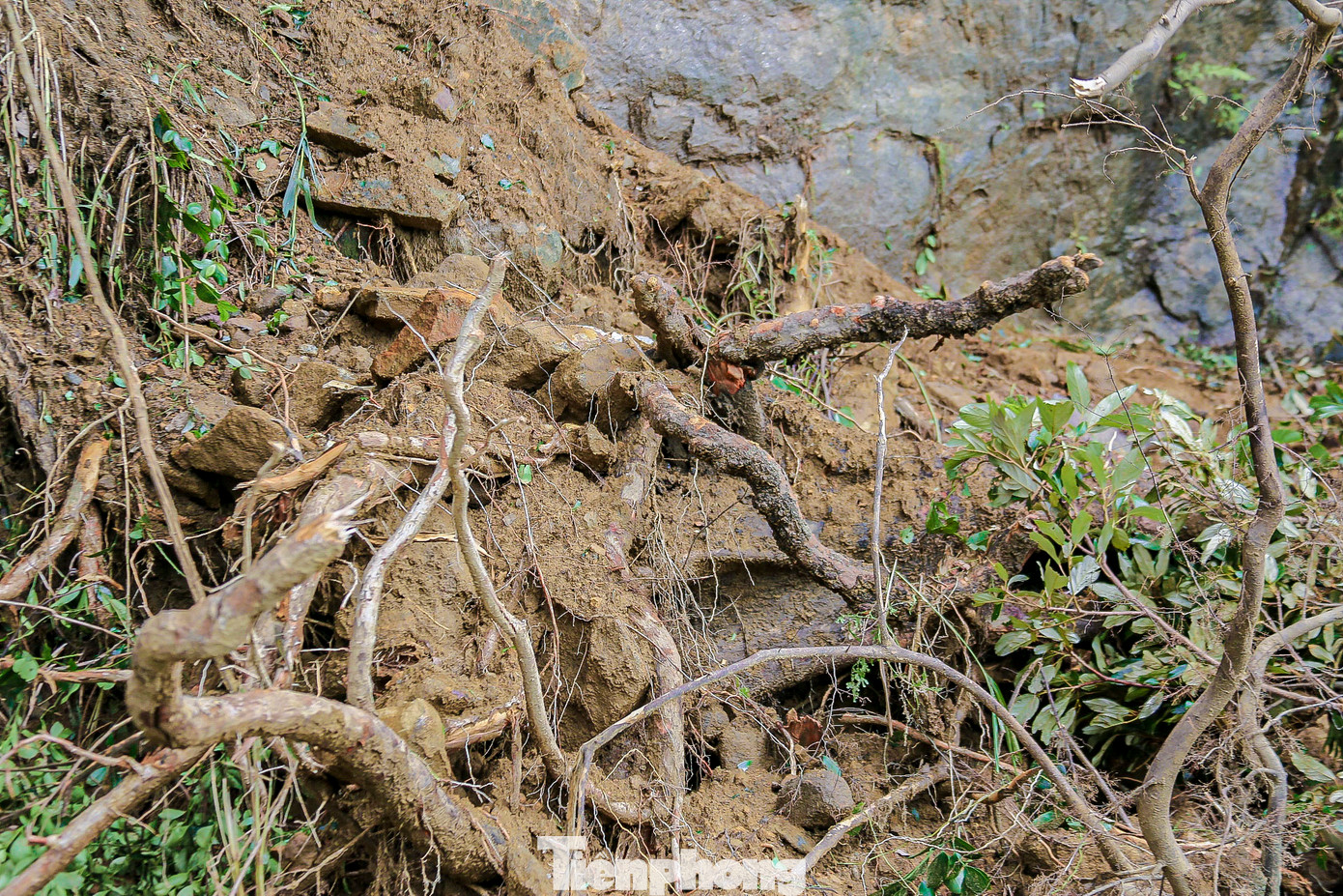 Đất đá từ các điểm sạt lở tràn xuống đường sau bão.