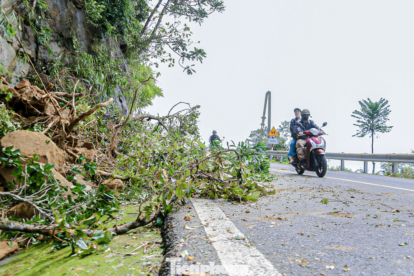 Thiếu tá Đặng Ngọc Tài - Trạm trưởng Trạm CSGT Hòa Hiệp (Phòng CSGT - Công an TP. Đà Nẵng) cho biết: Bão số 6 đã làm một số điểm trên đèo Hải Vân sạt lở, đất đá tràn xuống đường, một số cây xanh ngã đổ gây khó khăn cho nhiều phương tiện lưu thông.