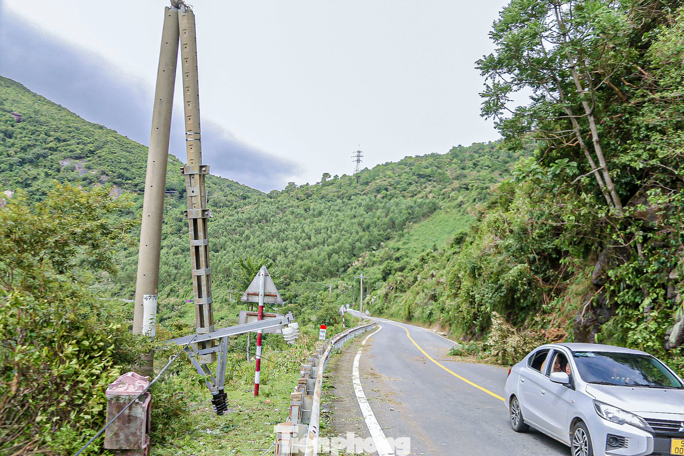 Một trụ điện bị gãy đổ do bão số 6 gây ra.