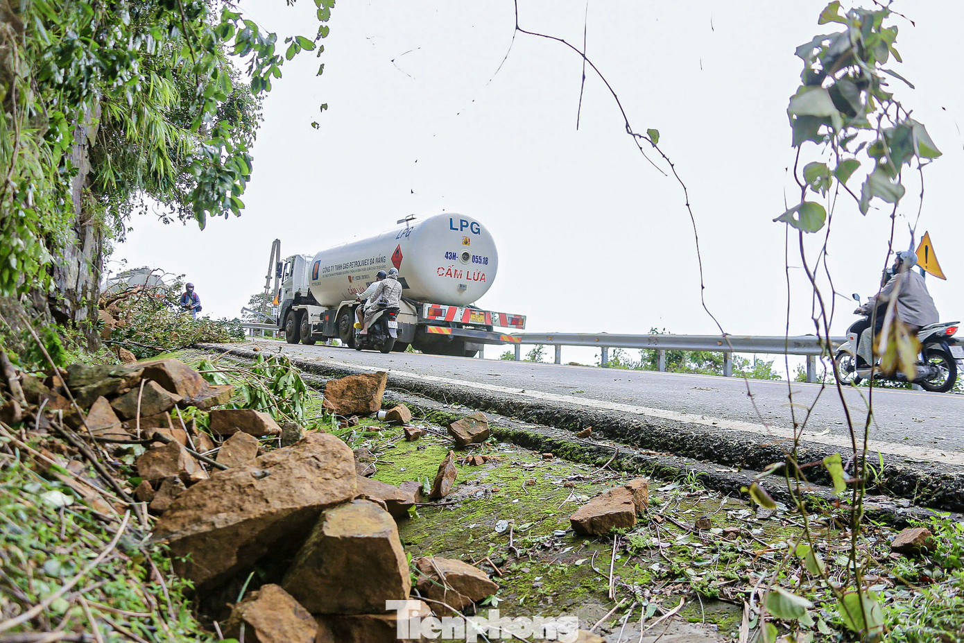 Theo người dân đi đường, cung đường đèo Hải Vân có nhiều điểm sạt lở đất đá tràn xuống đường, cây xanh ngã đổ chắn ngang khiến việc đi lại gặp khó khăn.