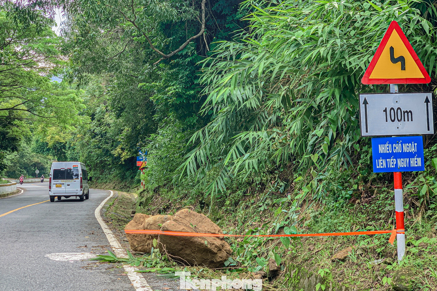 Đất đá từ các điểm sạt lở tràn xuống đường sau bão.
