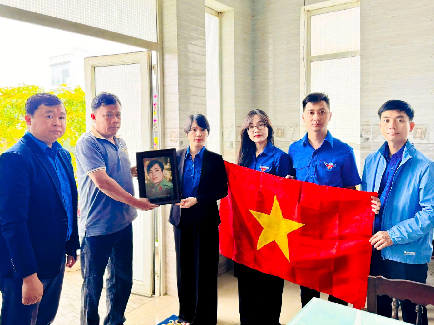 Phục dựng và trao tặng 200 bức ảnh chân dung cho thân nhân liệt sĩ.