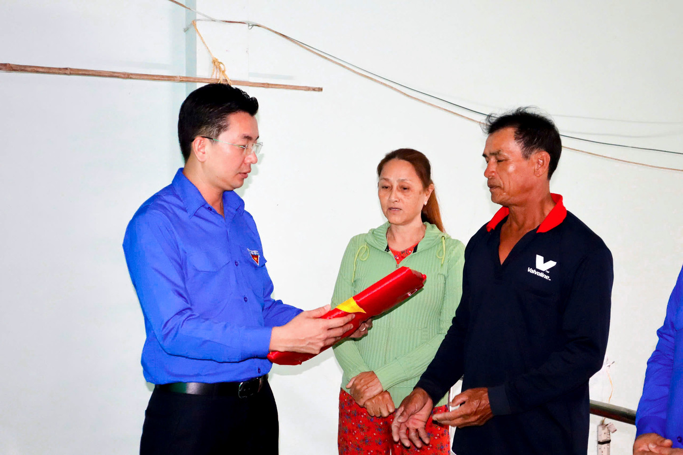 Phục dựng và trao tặng 200 bức ảnh chân dung cho thân nhân liệt sĩ.