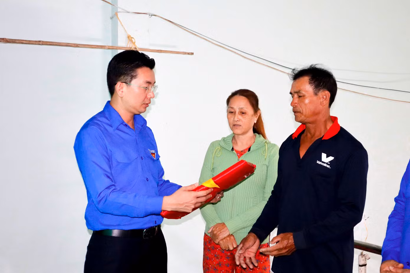 Phục dựng và trao tặng 200 bức ảnh chân dung cho thân nhân liệt sĩ.