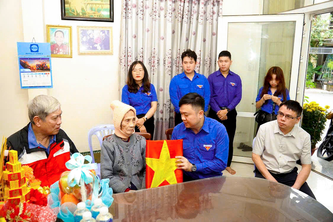 Phục dựng và trao tặng 200 bức ảnh chân dung cho thân nhân liệt sĩ.