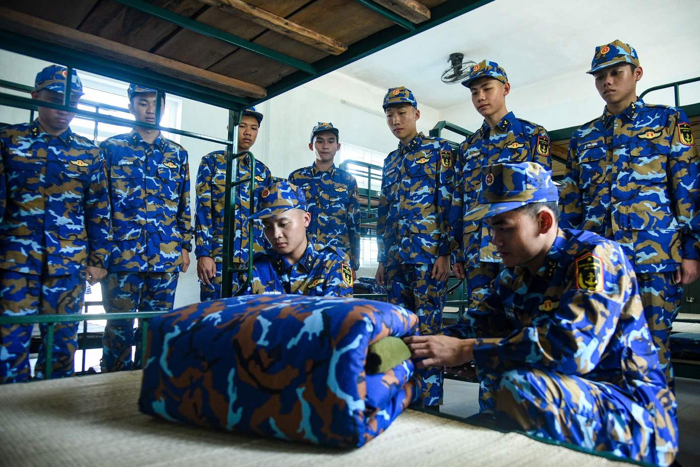 Các chiến sĩ được hướng dẫn nội vụ trong quân ngũ.