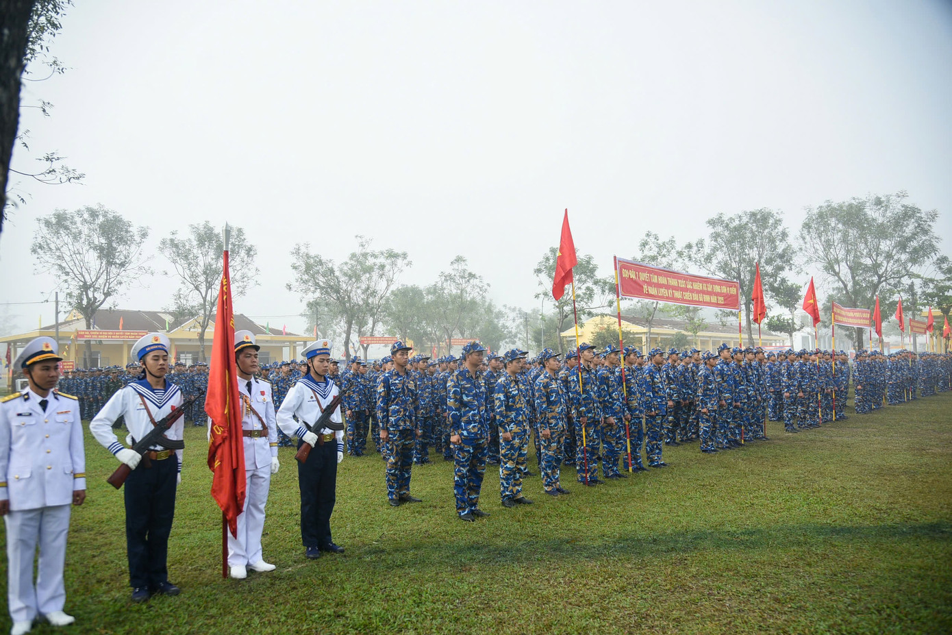 Gần 600 chiến sĩ mới thuộc Vùng 3 Hải quân đã có buổi huấn luyện đầu tiên về các nội dung, tư thế, động tác cơ bản trong chiến đấu trong sáng 3/3.