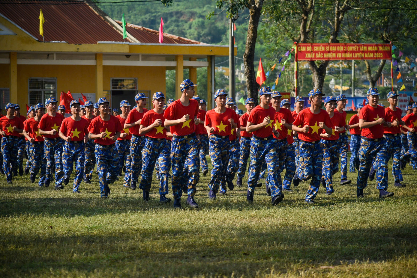 Khóa huấn luyện kéo dài 13 tuần, từ ngày 3/3 đến 30/5/2025, với tổng thời gian 420 giờ. Trong đó, giáo dục chính trị chiếm 16,2%, huấn luyện quân sự chiếm 78,5%, phần còn lại dành cho công tác hậu cần và kỹ thuật.