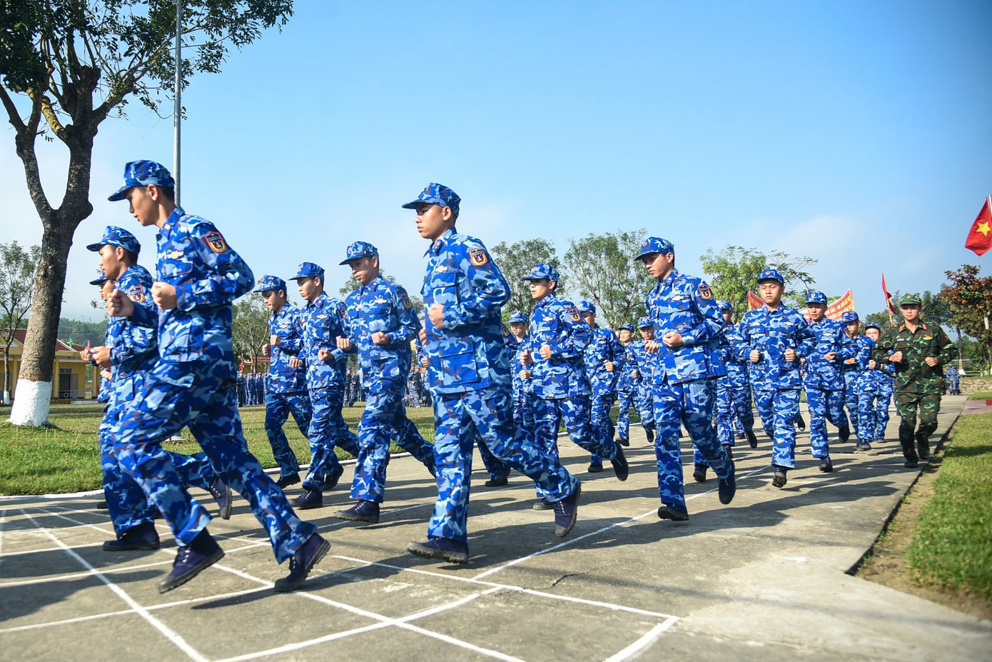 Khóa huấn luyện kéo dài 13 tuần, từ ngày 3/3 đến 30/5/2025, với tổng thời gian 420 giờ. Trong đó, giáo dục chính trị chiếm 16,2%, huấn luyện quân sự chiếm 78,5%, phần còn lại dành cho công tác hậu cần và kỹ thuật.
