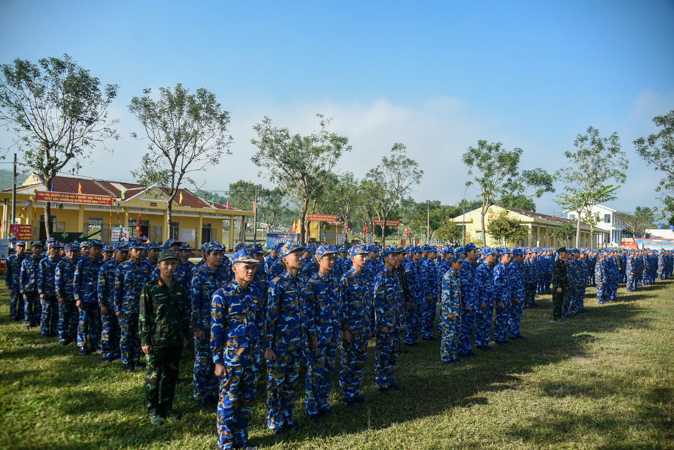 Ngay từ sáng sớm, các tân binh đã có mặt đúng giờ, xếp hàng nghiêm túc, chuẩn bị cho những bài huấn luyện.