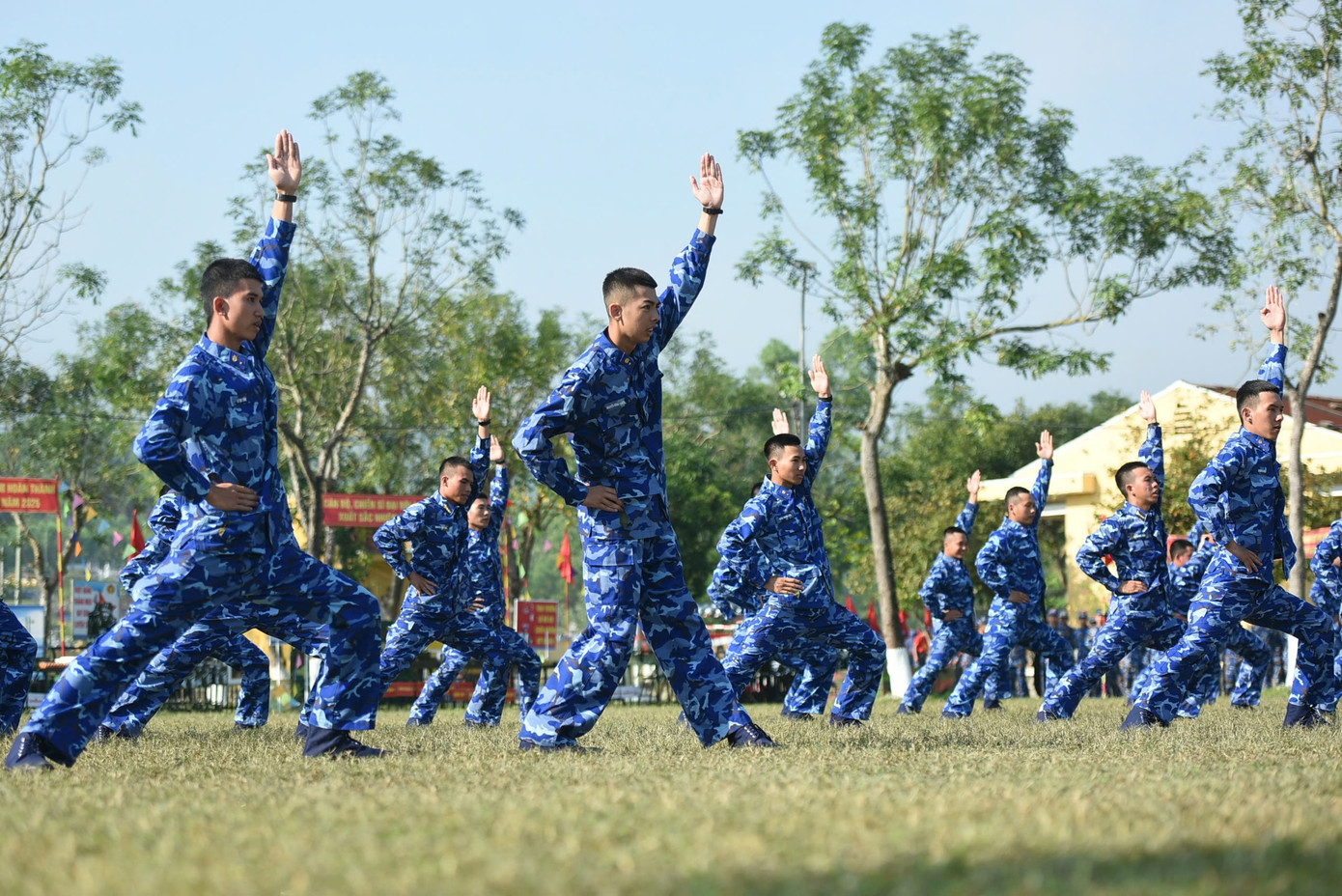 Các chiến sĩ được huấn luyện 4 bài thể dục sáng, 8 thế tấn, 16 động tác võ thể dục, kỹ thuật bơi ếch, chạy 100m, 3.000m, xà, tạ làm cơ sở để luyện tập, nâng cao sức khỏe đáp ứng yêu cầu, nhiệm vụ.