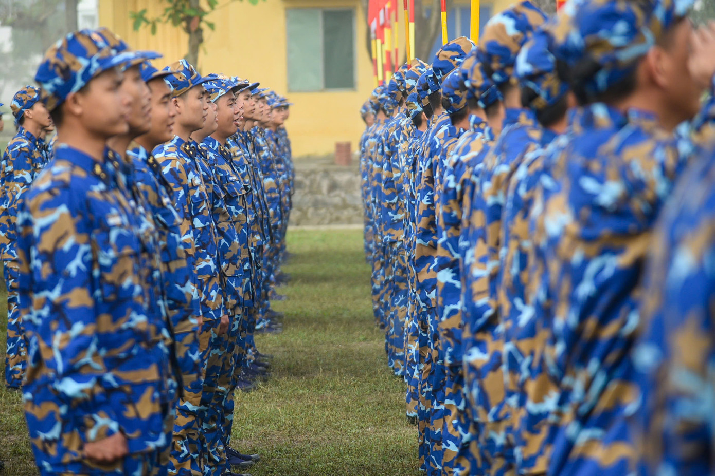 Ngay từ sáng sớm, các tân binh đã có mặt đúng giờ, xếp hàng nghiêm túc, chuẩn bị cho những bài huấn luyện.