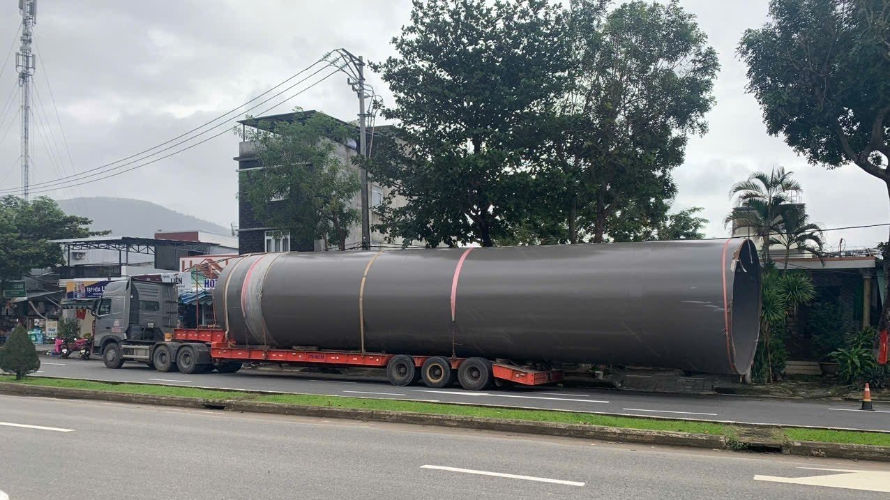 Xe đầu kéo chở hàng siêu trường không phép vi phạm quy định. Xe đầu kéo chở hàng siêu trường không phép vi phạm quy định.