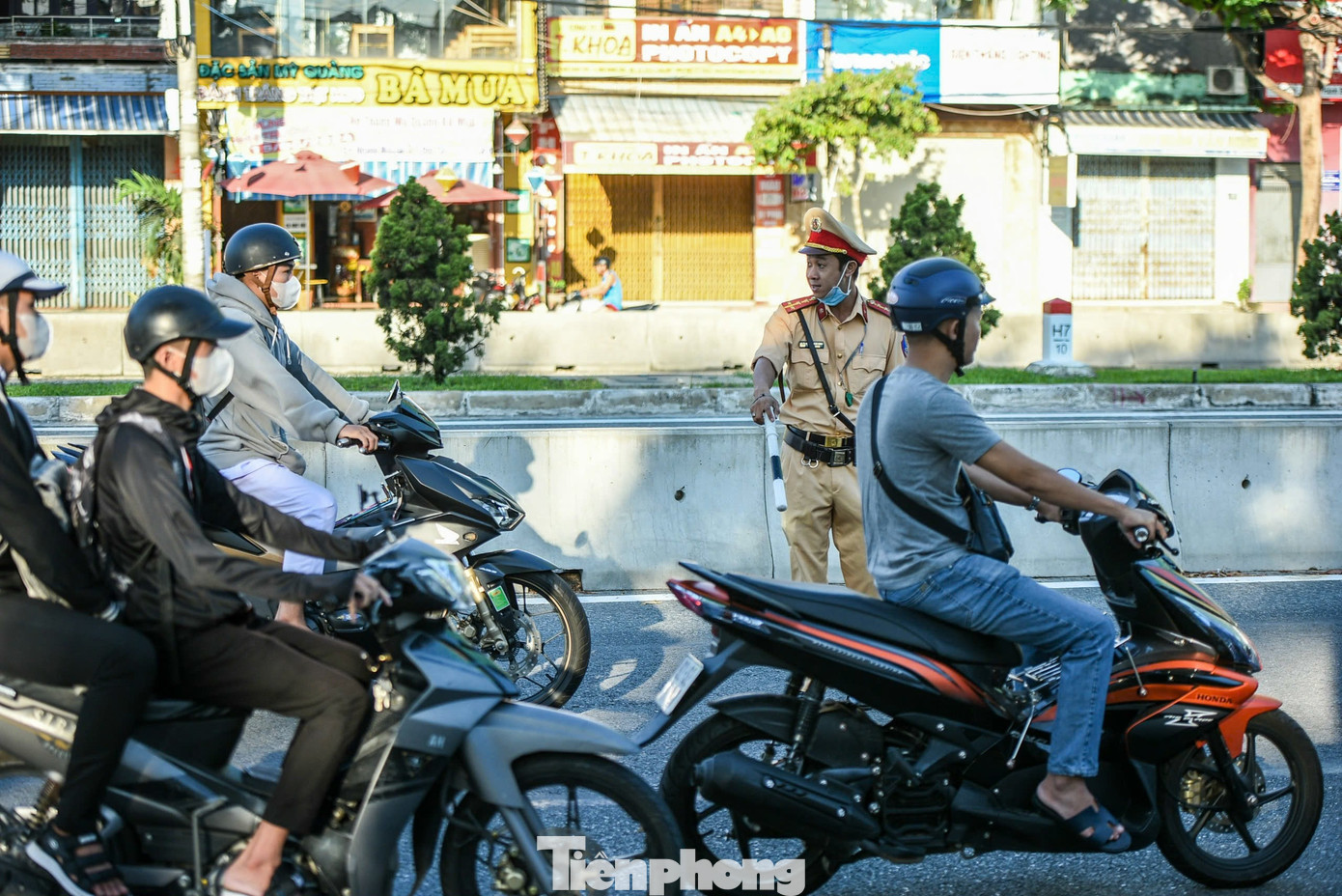 Tại quận Sơn Trà, lực lượng CSGT cũng đã tiến hành xử lý nhiều trường hợp học sinh, phụ huynh vi phạm khi tham gia giao thông. Tại quận Sơn Trà, lực lượng CSGT cũng đã tiến hành xử lý nhiều trường hợp học sinh, phụ huynh vi phạm khi tham gia giao thông.