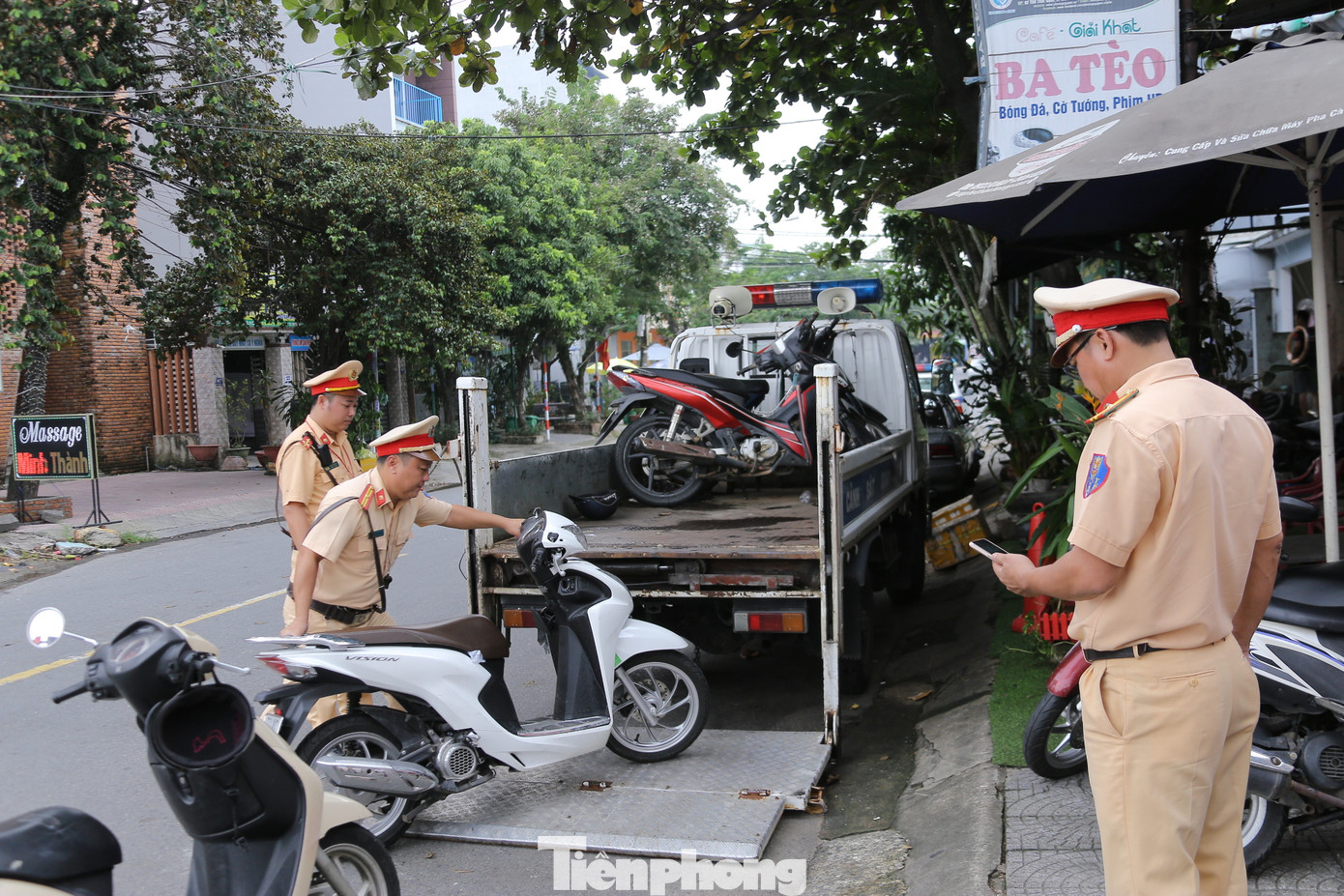 "Từ ngày triển khai kế hoạch cao điểm đến nay, lực lượng CSGT quận đã xử lý 29 trường hợp học sinh và 41 trường hợp phụ huynh học sinh đón con vi phạm luật giao thông. Mong rằng sau xử phạt, phụ huynh sẽ gương mẫu, chấp hành quy định, hướng dẫn, chỉ bảo con mình không vi phạm luật giao thông", Thiếu tá Chinh nói. "Từ ngày triển khai kế hoạch cao điểm đến nay, lực lượng CSGT quận đã xử lý 29 trường hợp học sinh và 41 trường hợp phụ huynh học sinh đón con vi phạm luật giao thông. Mong rằng sau xử phạt, phụ huynh sẽ gương mẫu, chấp hành quy định, hướng dẫn, chỉ bảo con mình không vi phạm luật giao thông", Thiếu tá Chinh nói.