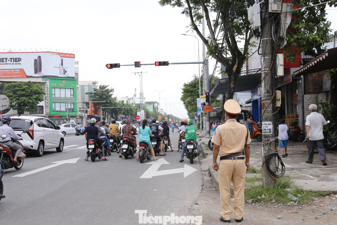 Theo ghi nhận của Tiền Phong, sáng ngày 10/10, Công an quận Liên Chiểu đã ra quân, ứng trực trên các tuyến đường, phát hiện nhiều trường hợp học sinh vi phạm. Các lỗi đa phần là không đội mũ bảo hiểm, điều khiển xe máy khi chưa đủ tuổi, chưa có bằng lái xe, chở quá số người quy định... Theo ghi nhận của Tiền Phong, sáng ngày 10/10, Công an quận Liên Chiểu đã ra quân, ứng trực trên các tuyến đường, phát hiện nhiều trường hợp học sinh vi phạm. Các lỗi đa phần là không đội mũ bảo hiểm, điều khiển xe máy khi chưa đủ tuổi, chưa có bằng lái xe, chở quá số người quy định...