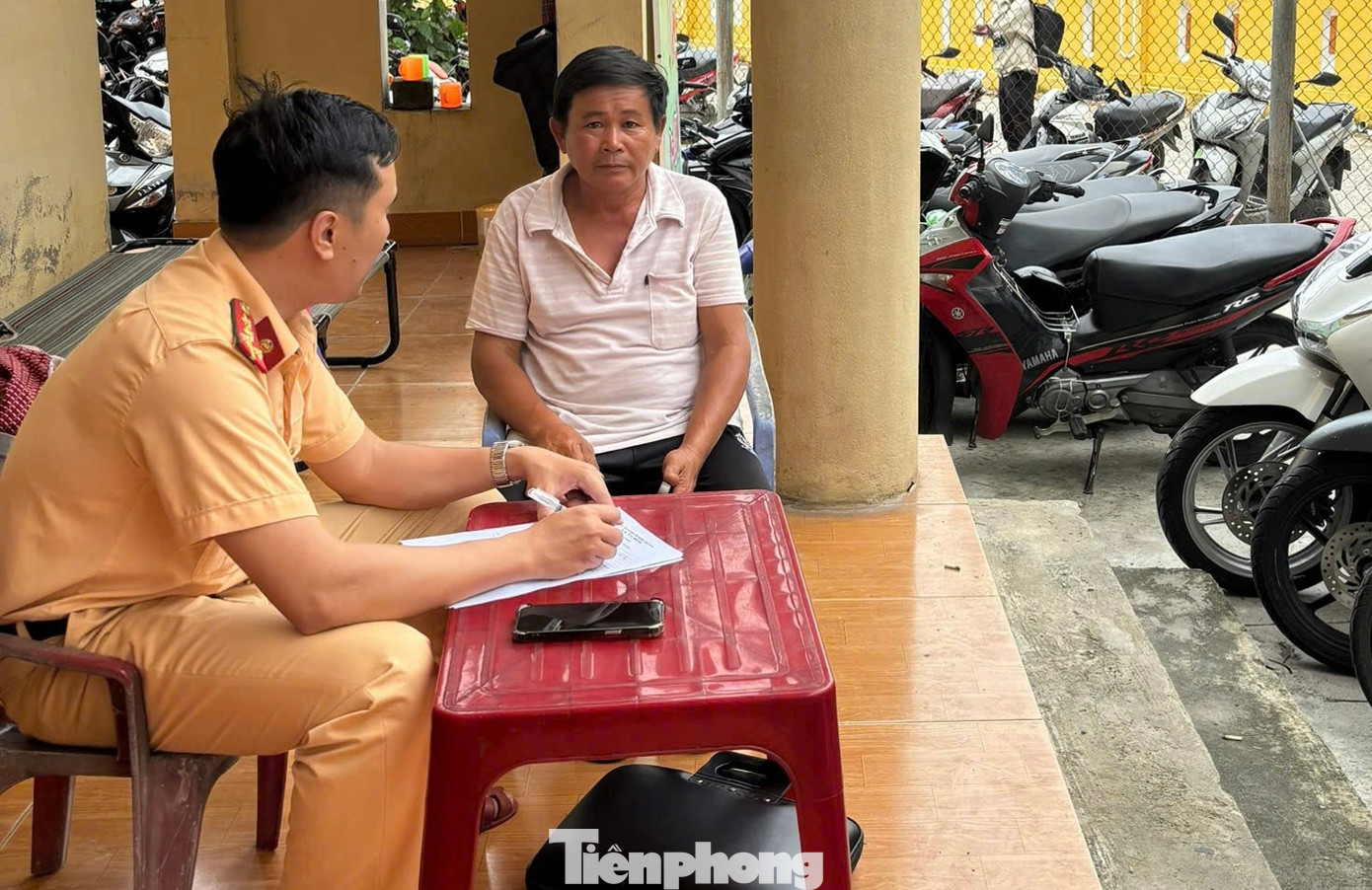 Thiếu tá Chinh cho biết thêm, đối với phụ huynh học sinh, lực lượng cũng thường xuyên kiểm tra xử lý và tuyên truyền cho phụ huynh nắm và nghiêm chỉnh chấp hành. Nếu trường hợp đã tuyên truyền, xử lý rồi mà vẫn vi phạm thì sẽ xử phạt ở mức cao hơn. Thiếu tá Chinh cho biết thêm, đối với phụ huynh học sinh, lực lượng cũng thường xuyên kiểm tra xử lý và tuyên truyền cho phụ huynh nắm và nghiêm chỉnh chấp hành. Nếu trường hợp đã tuyên truyền, xử lý rồi mà vẫn vi phạm thì sẽ xử phạt ở mức cao hơn.