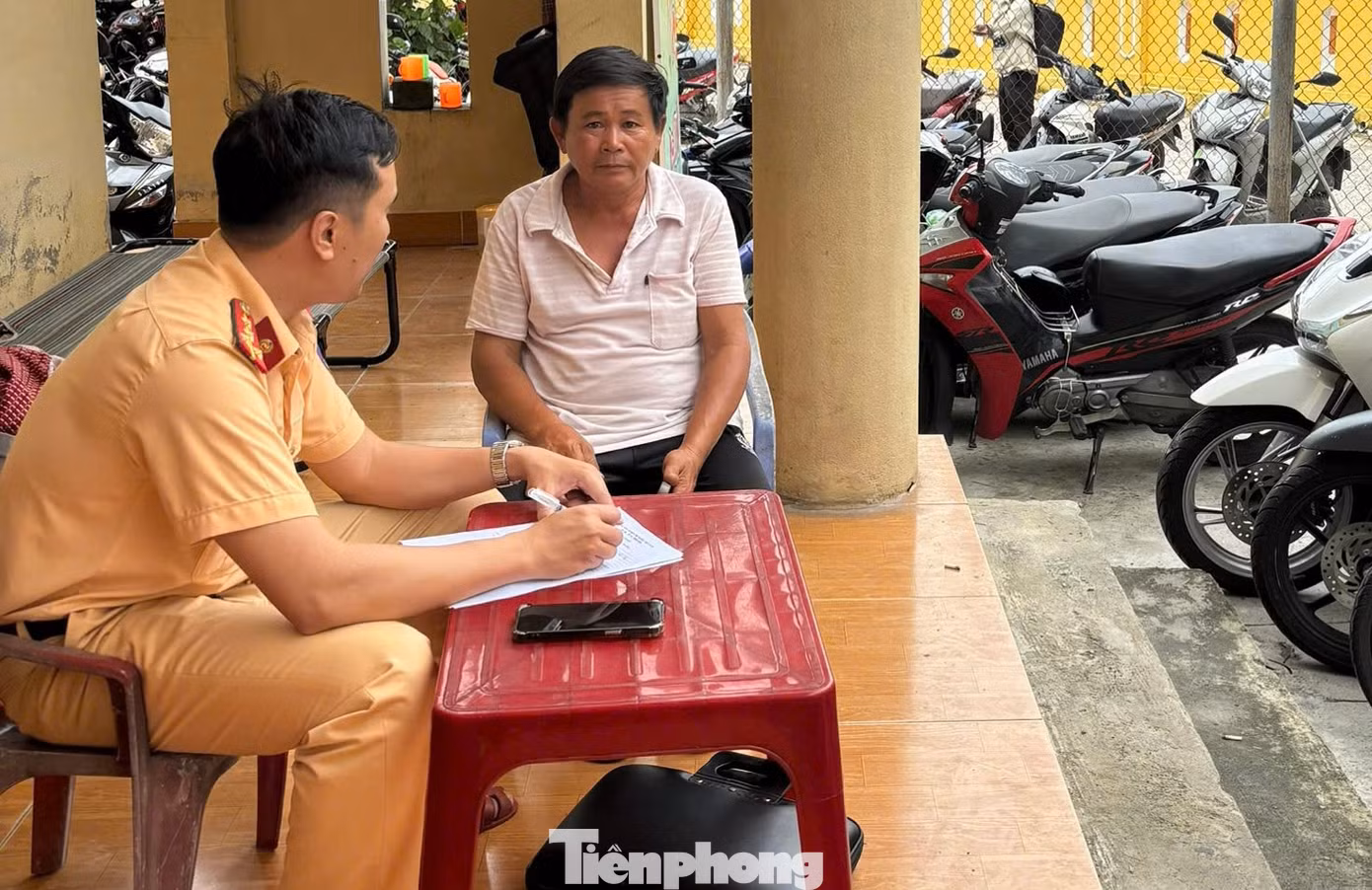 Thiếu tá Chinh cho biết thêm, đối với phụ huynh học sinh, lực lượng cũng thường xuyên kiểm tra xử lý và tuyên truyền cho phụ huynh nắm và nghiêm chỉnh chấp hành. Nếu trường hợp đã tuyên truyền, xử lý rồi mà vẫn vi phạm thì sẽ xử phạt ở mức cao hơn.