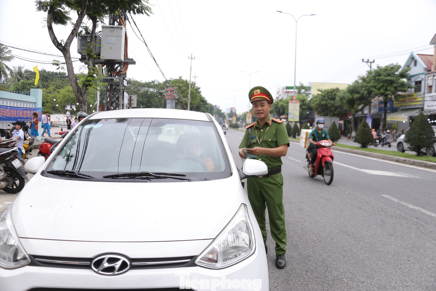 Cũng trong buổi sáng, tổ công tác Công an quận Liên Chiểu đã xử lý nhiều phụ huynh đưa đón con đến trường mà không đội mũ bảo hiểm, đi ngược chiều, đậu đỗ xe không đúng quy định và các hành vi vi phạm TTATGT khác. Cũng trong buổi sáng, tổ công tác Công an quận Liên Chiểu đã xử lý nhiều phụ huynh đưa đón con đến trường mà không đội mũ bảo hiểm, đi ngược chiều, đậu đỗ xe không đúng quy định và các hành vi vi phạm TTATGT khác.