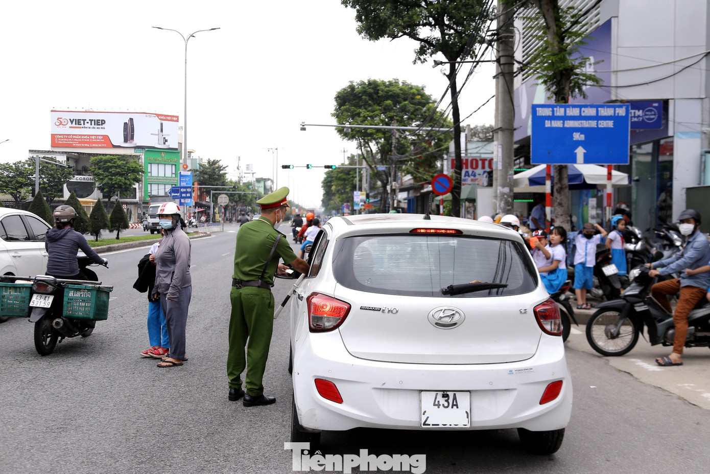 Theo ghi nhận của Tiền Phong, sáng ngày 10/10, Công an quận Liên Chiểu đã ra quân, ứng trực trên các tuyến đường, phát hiện nhiều trường hợp học sinh vi phạm. Các lỗi đa phần là không đội mũ bảo hiểm, điều khiển xe máy khi chưa đủ tuổi, chưa có bằng lái xe, chở quá số người quy định... Theo ghi nhận của Tiền Phong, sáng ngày 10/10, Công an quận Liên Chiểu đã ra quân, ứng trực trên các tuyến đường, phát hiện nhiều trường hợp học sinh vi phạm. Các lỗi đa phần là không đội mũ bảo hiểm, điều khiển xe máy khi chưa đủ tuổi, chưa có bằng lái xe, chở quá số người quy định...