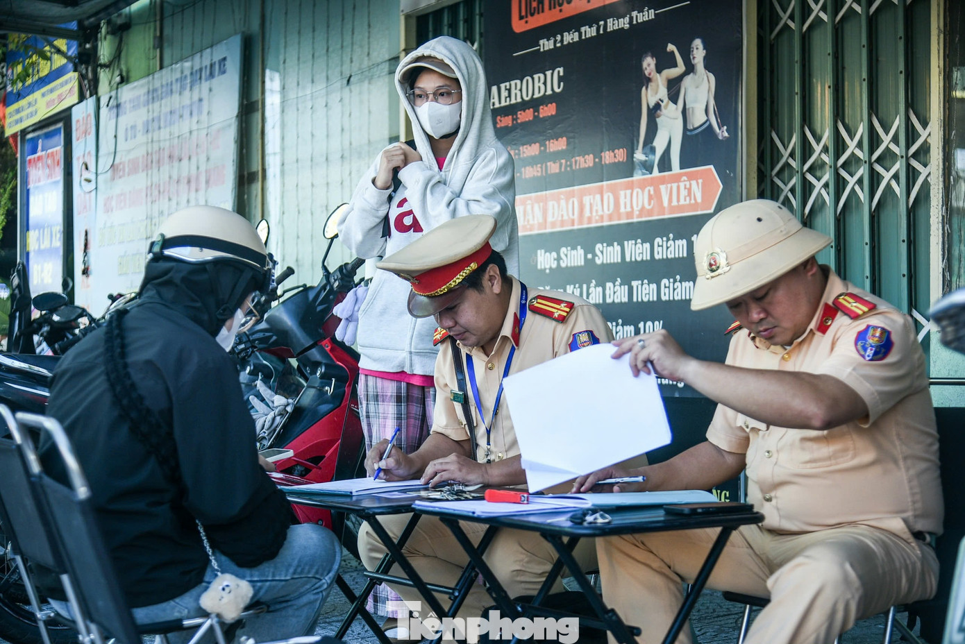 Tại quận Sơn Trà, lực lượng CSGT cũng đã tiến hành xử lý nhiều trường hợp học sinh, phụ huynh vi phạm khi tham gia giao thông. Tại quận Sơn Trà, lực lượng CSGT cũng đã tiến hành xử lý nhiều trường hợp học sinh, phụ huynh vi phạm khi tham gia giao thông.