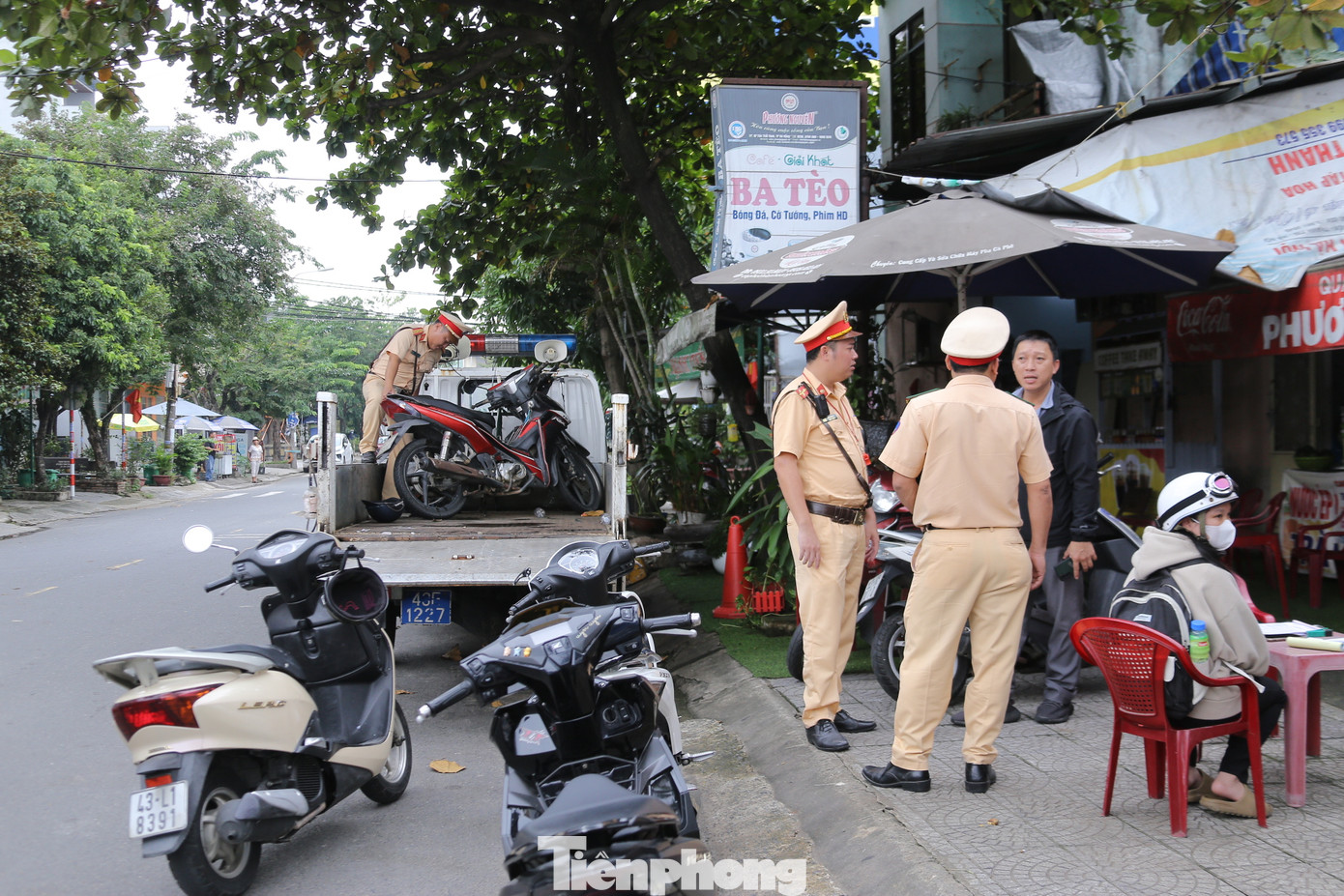 Cũng trong buổi sáng, tổ công tác Công an quận Liên Chiểu đã xử lý nhiều phụ huynh đưa đón con đến trường mà không đội mũ bảo hiểm, đi ngược chiều, đậu đỗ xe không đúng quy định và các hành vi vi phạm TTATGT khác. Cũng trong buổi sáng, tổ công tác Công an quận Liên Chiểu đã xử lý nhiều phụ huynh đưa đón con đến trường mà không đội mũ bảo hiểm, đi ngược chiều, đậu đỗ xe không đúng quy định và các hành vi vi phạm TTATGT khác.