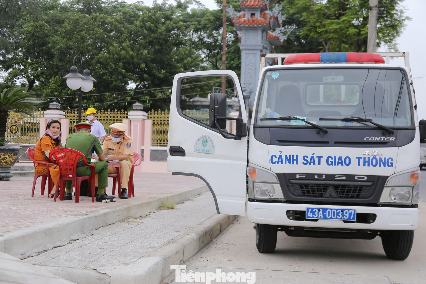 Cũng trong buổi sáng, tổ công tác Công an quận Liên Chiểu đã xử lý nhiều phụ huynh đưa đón con đến trường mà không đội mũ bảo hiểm, đi ngược chiều, đậu đỗ xe không đúng quy định và các hành vi vi phạm TTATGT khác. Cũng trong buổi sáng, tổ công tác Công an quận Liên Chiểu đã xử lý nhiều phụ huynh đưa đón con đến trường mà không đội mũ bảo hiểm, đi ngược chiều, đậu đỗ xe không đúng quy định và các hành vi vi phạm TTATGT khác.