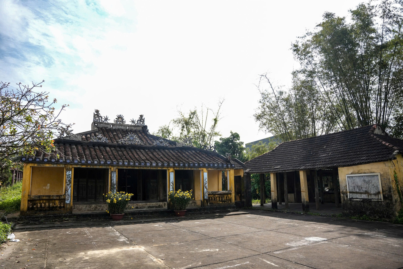 Trải qua hơn 100 năm lịch sử, làng cổ Phong Nam vẫn giữ nguyên nét kiến trúc cổ kính với những ngôi nhà mái ngói rêu phong, đường làng quanh co tạo nên không gian thanh tịnh, yên bình cho du khách khi đến đây.