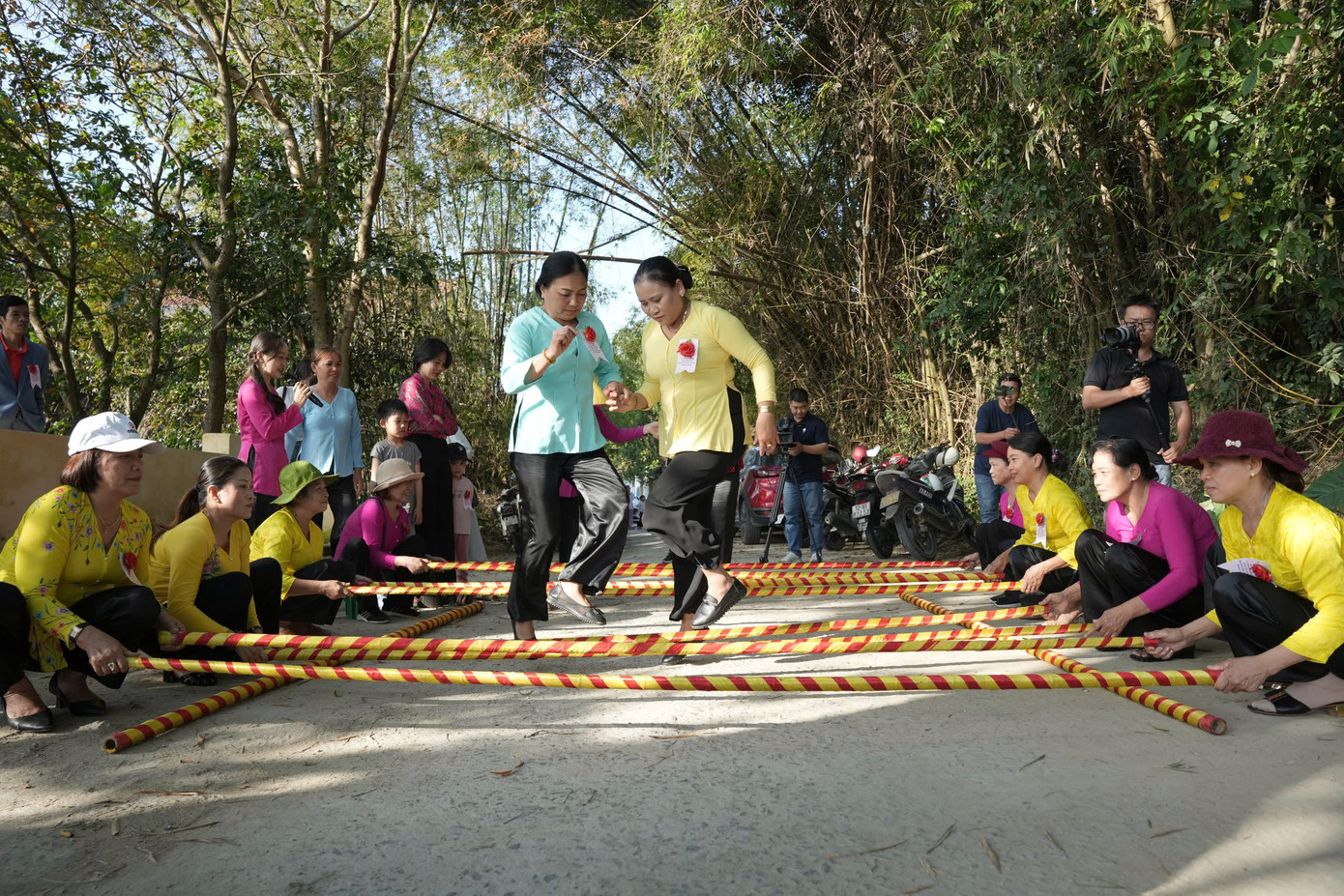 Đông đảo người dân, du khách tìm về ngôi làng để tham quan, vui chơi và trải nghiệm các trò chơi dân gian.