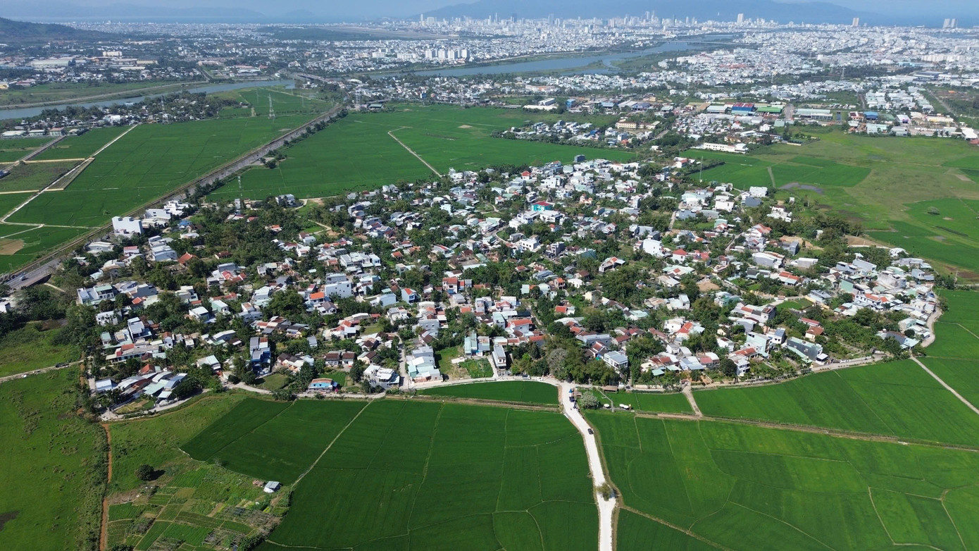 Làng cổ Phong Nam nằm cách trung tâm TP. Đà Nẵng khoảng 10km, tọa lạc tại xã Hòa Châu, huyện Hòa Vang, là một trong những ngôi làng có lịch sử lâu đời, mang đậm dấu ấn văn hóa lịch sử được giữ gìn qua nhiều thế hệ.