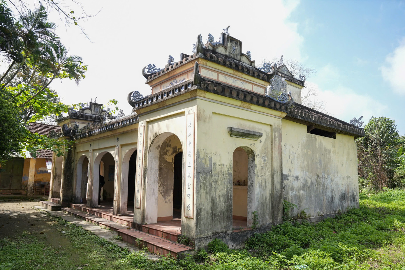 Làng cổ vẫn giữ nguyên nét đẹp nguyên sơ với những công trình kiến trúc cổ kính như miếu cổ, cây đa, giếng nước, sân đình...