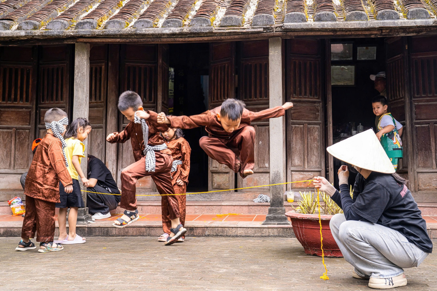 Trẻ em thỏa thích vui đùa, chơi các trò chơi dân gian.