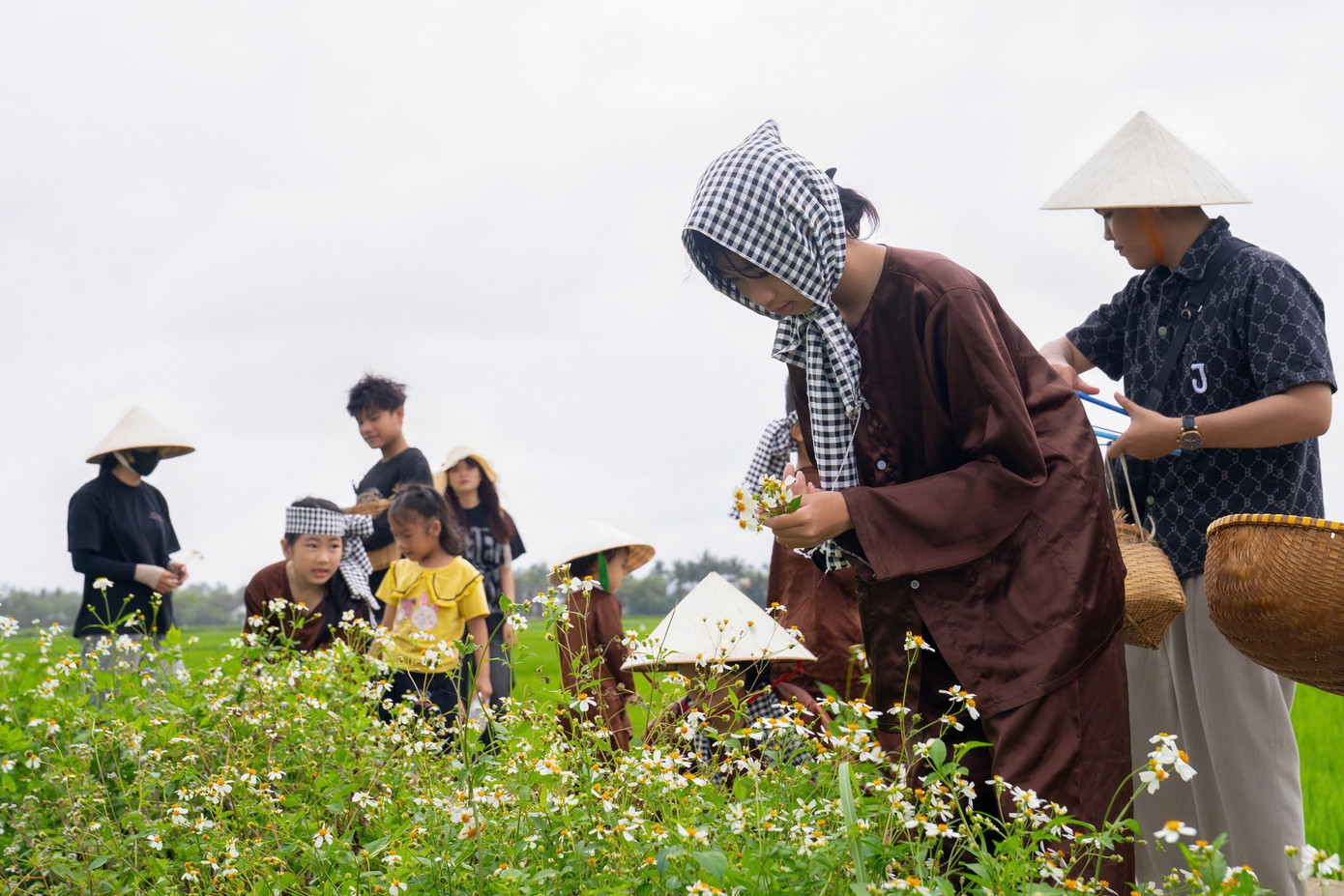 Đông đảo người dân, du khách tìm về ngôi làng để tham quan, vui chơi và trải nghiệm các trò chơi dân gian.