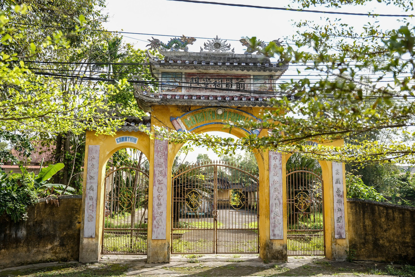 Làng cổ vẫn giữ nguyên nét đẹp nguyên sơ với những công trình kiến trúc cổ kính như miếu cổ, cây đa, giếng nước, sân đình...