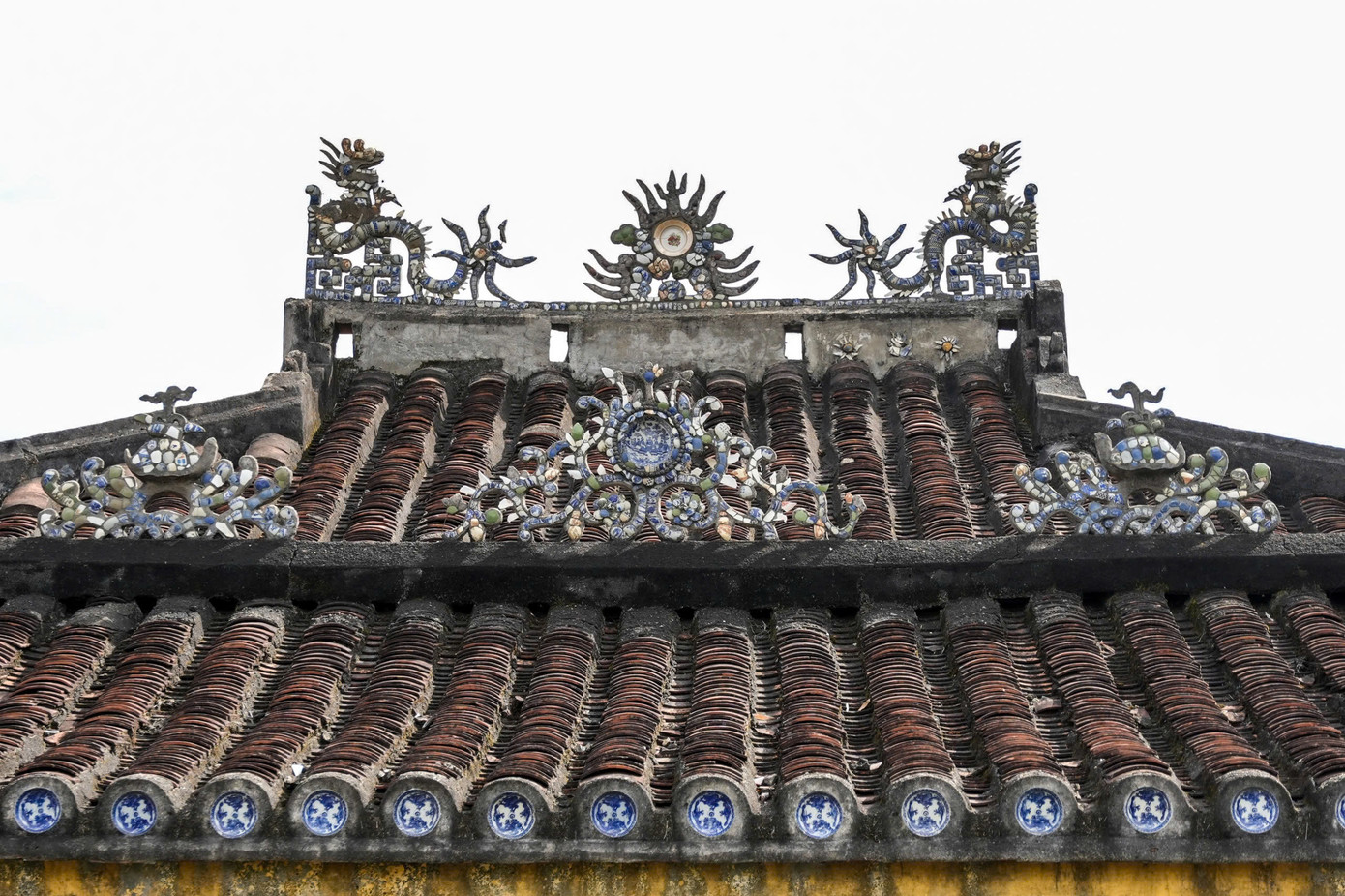 Trải qua hơn 100 năm lịch sử, làng cổ Phong Nam vẫn giữ nguyên nét kiến trúc cổ kính với những ngôi nhà mái ngói rêu phong, đường làng quanh co tạo nên không gian thanh tịnh, yên bình cho du khách khi đến đây.