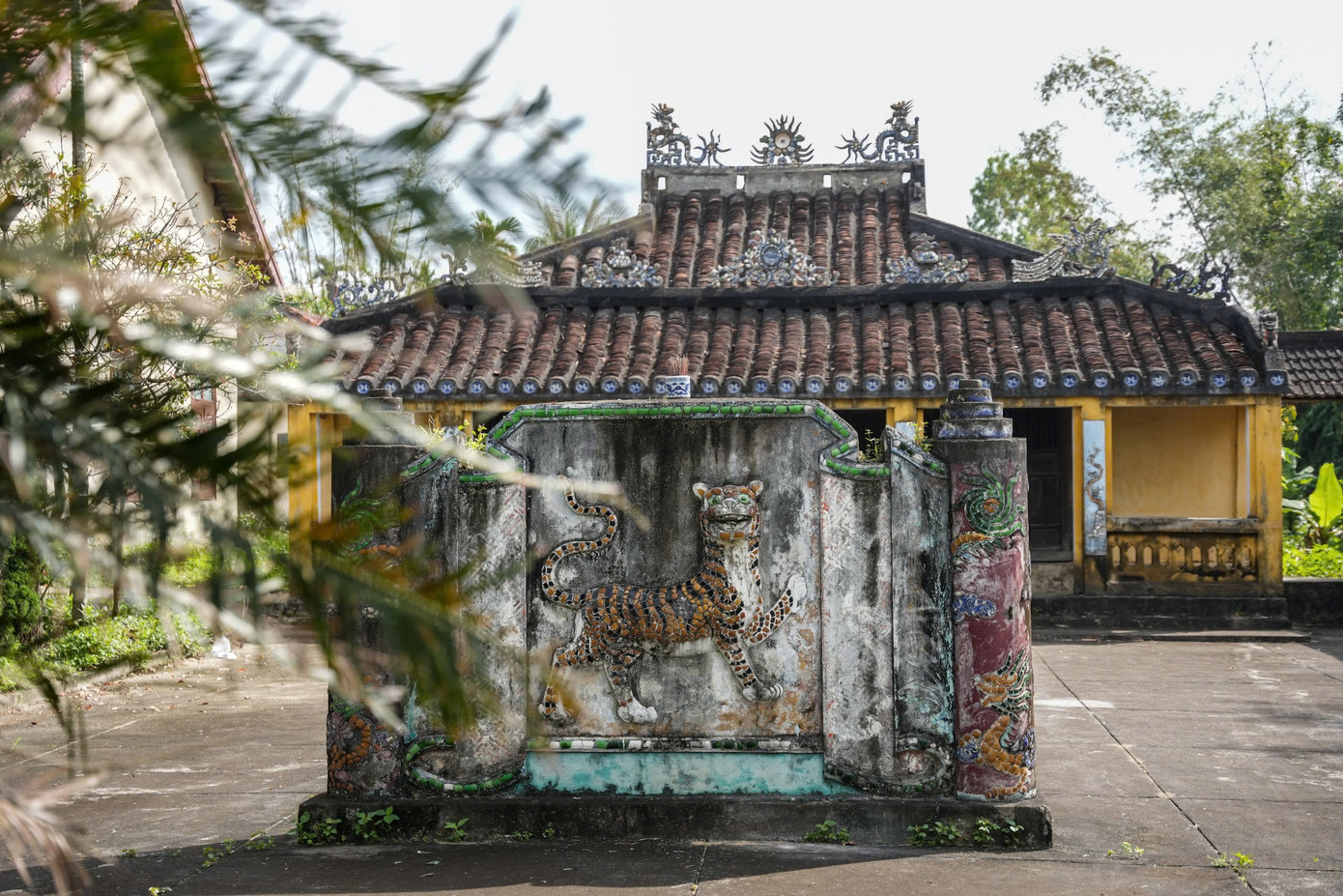 Làng cổ vẫn giữ nguyên nét đẹp nguyên sơ với những công trình kiến trúc cổ kính như miếu cổ, cây đa, giếng nước, sân đình...