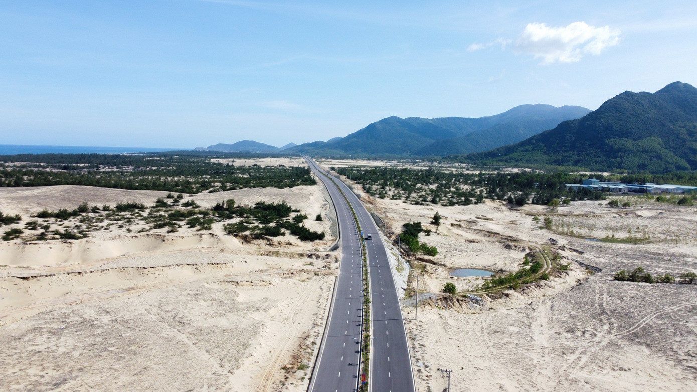 Dự án đường ven biển đi qua tỉnh Bình Định dài hơn 115 km, tổng vốn đầu tư hơn 9.000 tỷ đồng, với 8 dự án thành phần dài 99 km, còn lại tận dụng QL1D khoảng 16 km. Dự án được khởi công xây dựng từ tháng 11/2019, khánh thành vào ngày 4/2/2023, do Ban Quản lý Dự án giao thông tỉnh Bình Định làm chủ đầu tư.