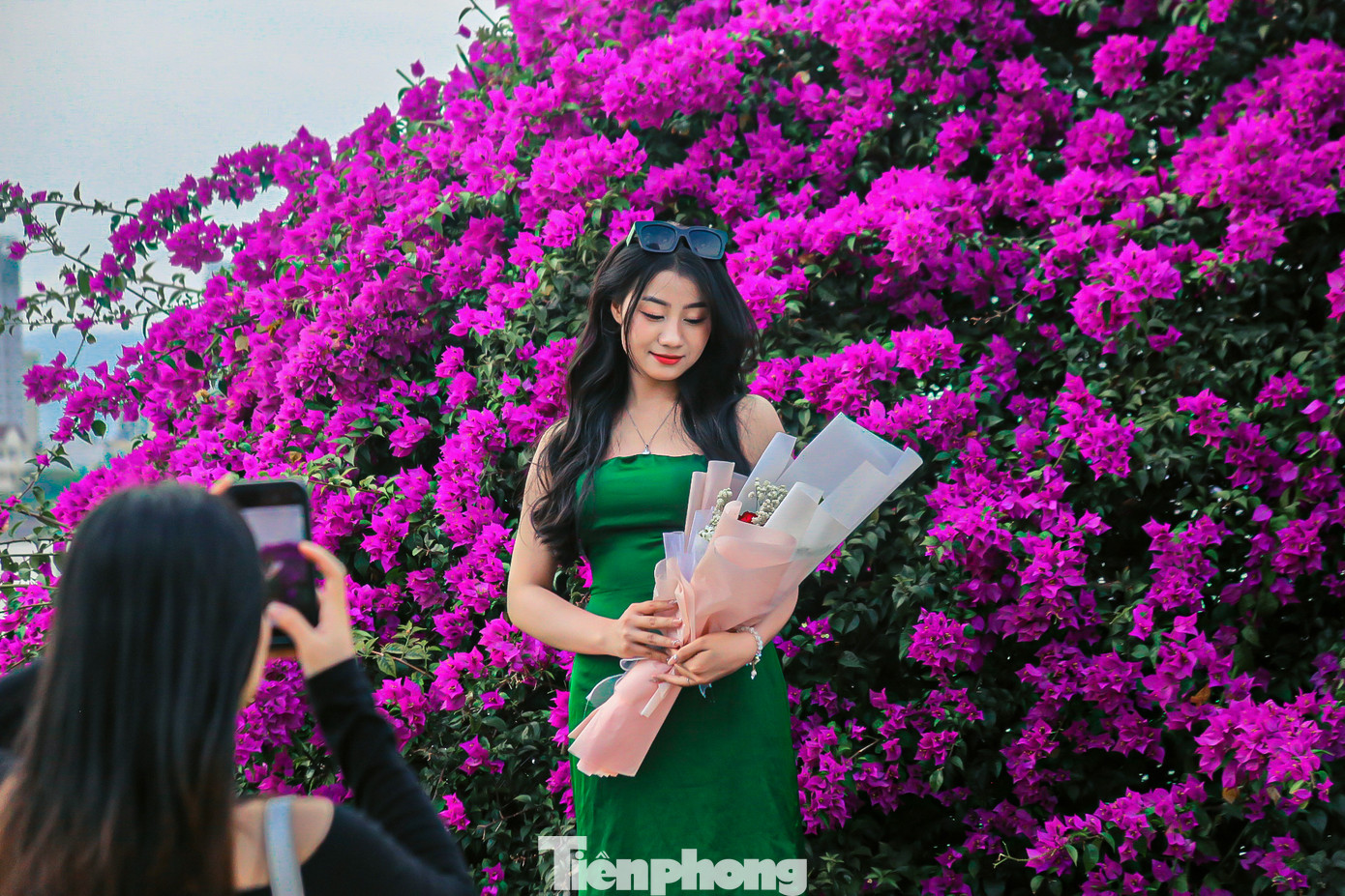 Nhiều bạn trẻ bị thu hút bởi màu sắc rực rỡ của hoa giấy cũng đã nán lại ngắm nhìn, chụp những bức hình thật xinh cho mình. Nhiều bạn trẻ bị thu hút bởi màu sắc rực rỡ của hoa giấy cũng đã nán lại ngắm nhìn, chụp những bức hình thật xinh cho mình.