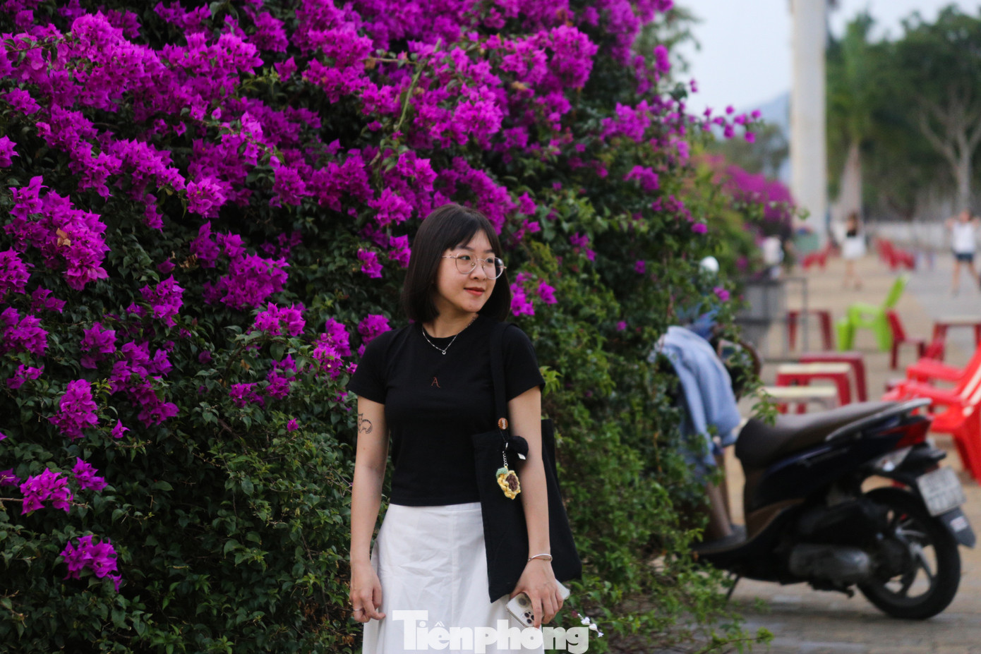 Nhiều bạn trẻ bị thu hút bởi màu sắc rực rỡ của hoa giấy cũng đã nán lại ngắm nhìn, chụp những bức hình thật xinh cho mình. Nhiều bạn trẻ bị thu hút bởi màu sắc rực rỡ của hoa giấy cũng đã nán lại ngắm nhìn, chụp những bức hình thật xinh cho mình.