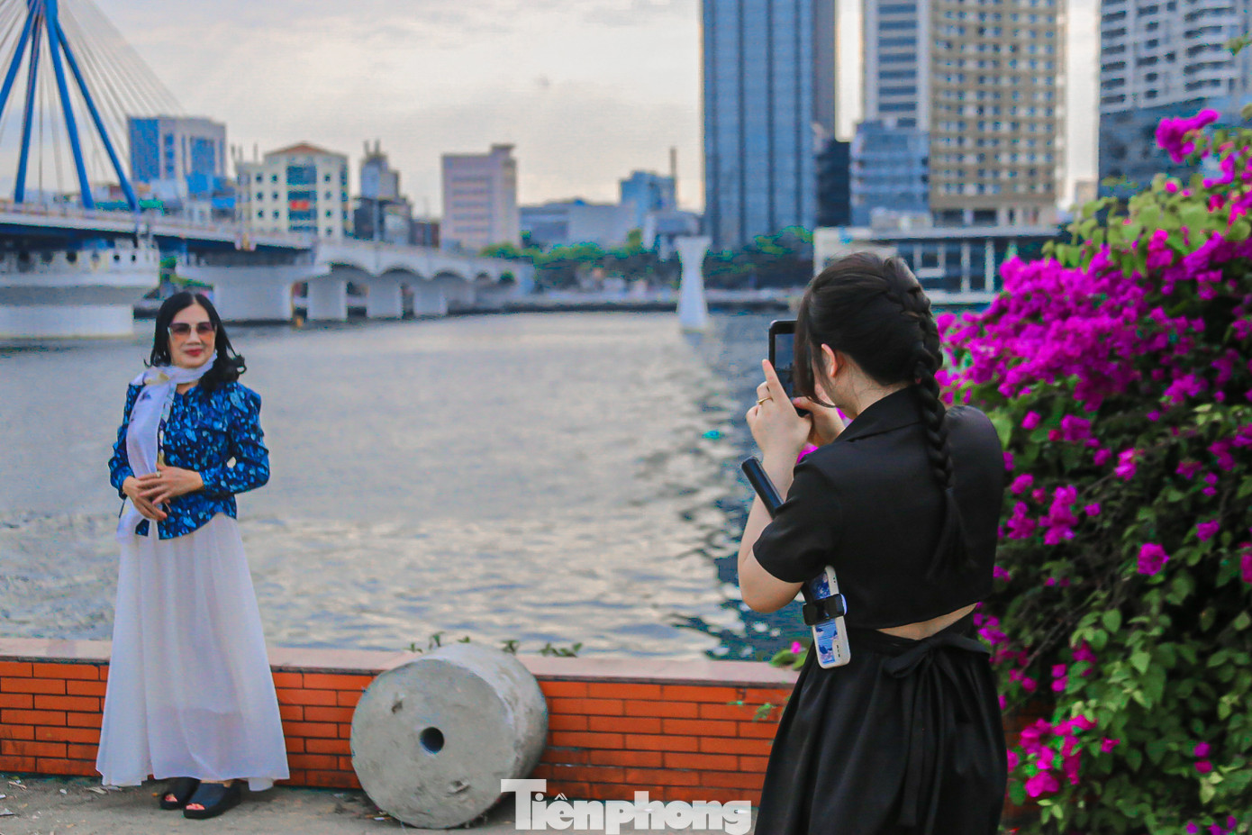 Bà Nguyễn Thị Mai, du khách đến từ Quảng Ngãi chia sẻ, sau bao lần lỡ hẹn nay mới có dịp đến với Đà Nẵng. “Tôi đi du lịch rất nhiều nơi nhưng đây là lần đầu đến với thành phố đáng sống này, nhìn những chùm hoa giấy rực rỡ sắc màu thật đẹp mắt. Đoàn chúng tôi ai cũng phấn khích khi đến đây, có lẽ đây là kỉ niệm đẹp đối với cả đoàn trước khi rời Đà Nẵng”, bà Mai nói. Bà Nguyễn Thị Mai, du khách đến từ Quảng Ngãi chia sẻ, sau bao lần lỡ hẹn nay mới có dịp đến với Đà Nẵng. “Tôi đi du lịch rất nhiều nơi nhưng đây là lần đầu đến với thành phố đáng sống này, nhìn những chùm hoa giấy rực rỡ sắc màu thật đẹp mắt. Đoàn chúng tôi ai cũng phấn khích khi đến đây, có lẽ đây là kỉ niệm đẹp đối với cả đoàn trước khi rời Đà Nẵng”, bà Mai nói.