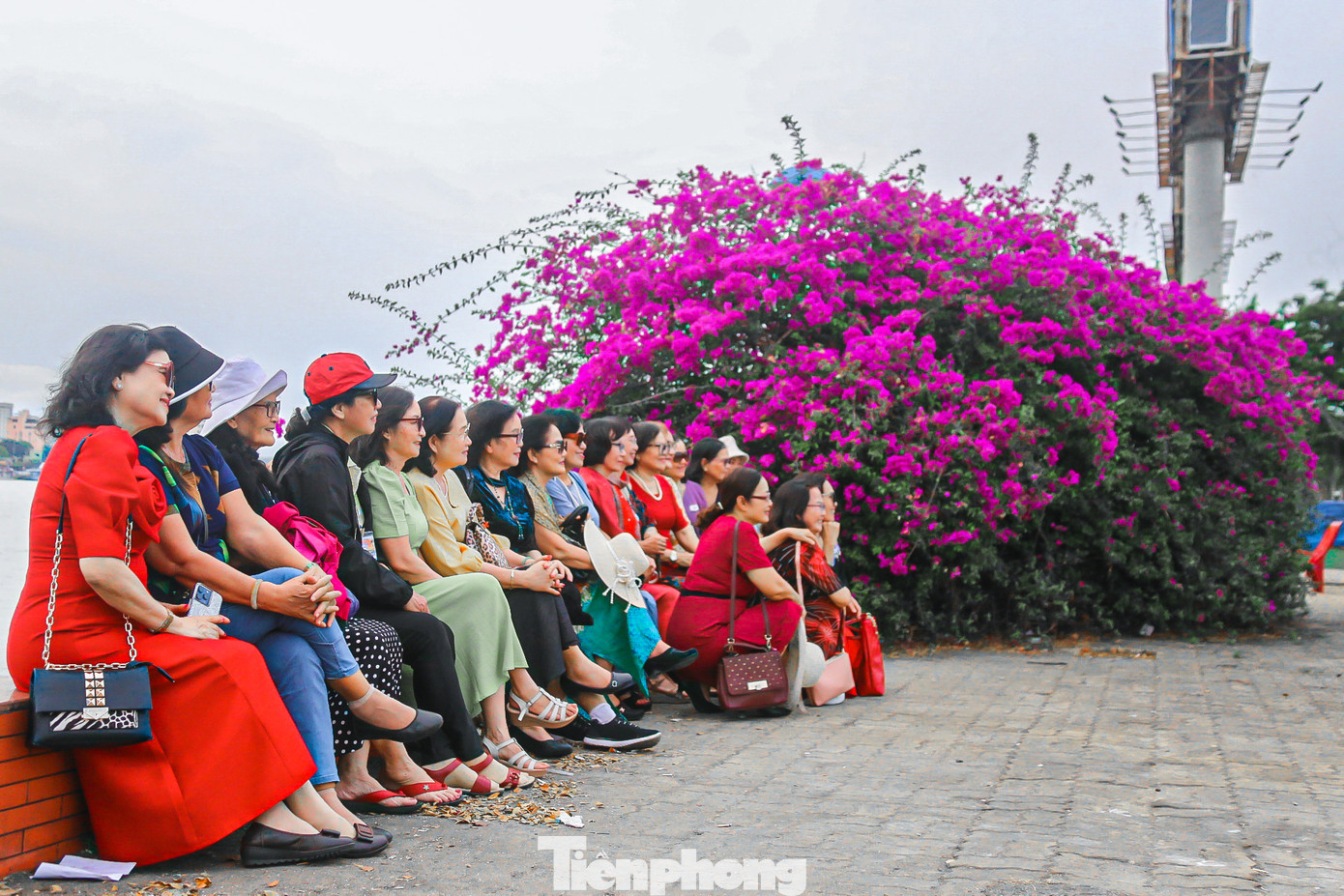 Khách du lịch khi đi ngang qua cũng tranh thủ check – in để lưu giữ những kỉ niệm khi đến Đà Nẵng. Khách du lịch khi đi ngang qua cũng tranh thủ check – in để lưu giữ những kỉ niệm khi đến Đà Nẵng.