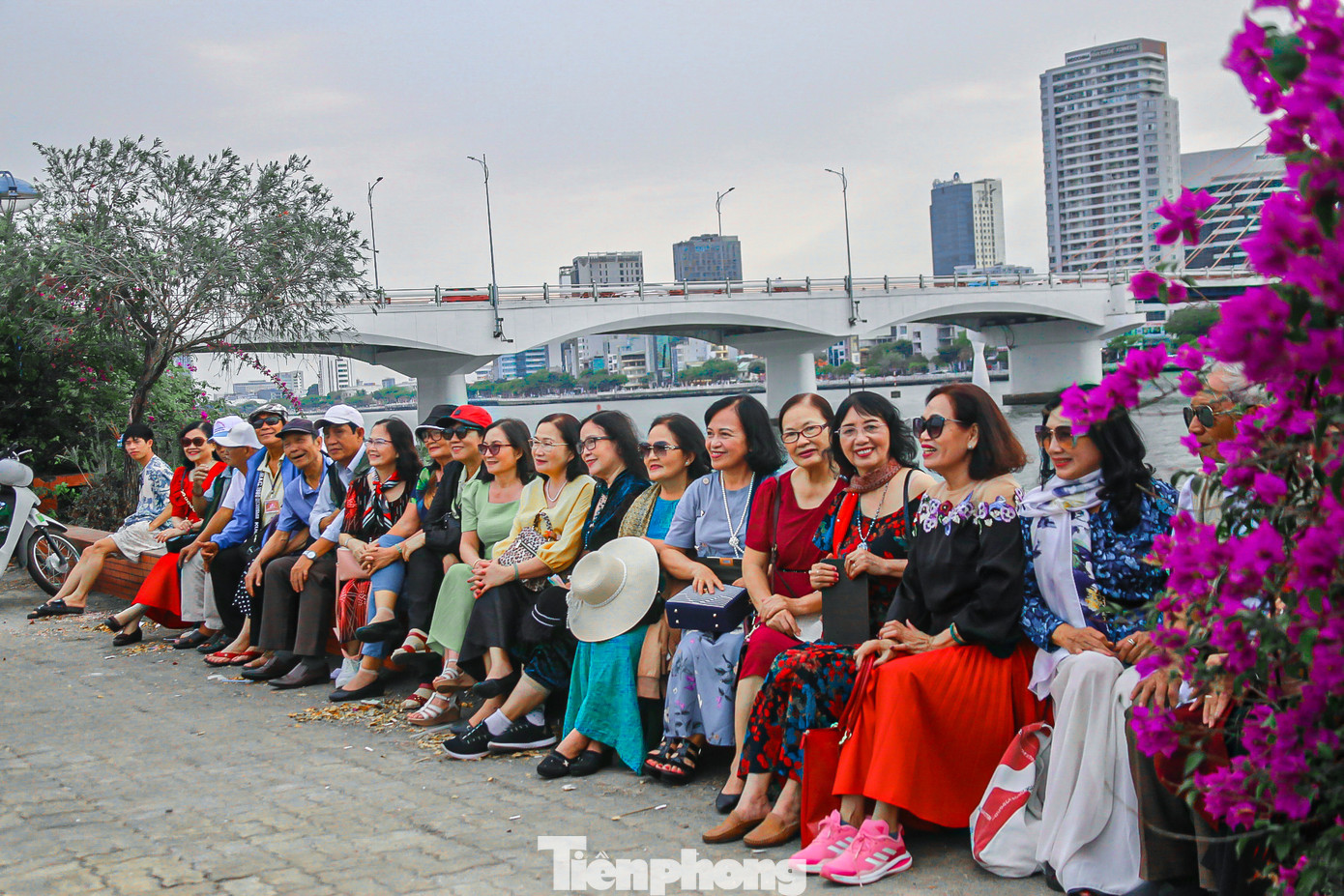 Khách du lịch khi đi ngang qua cũng tranh thủ check – in để lưu giữ những kỉ niệm khi đến Đà Nẵng. Khách du lịch khi đi ngang qua cũng tranh thủ check – in để lưu giữ những kỉ niệm khi đến Đà Nẵng.