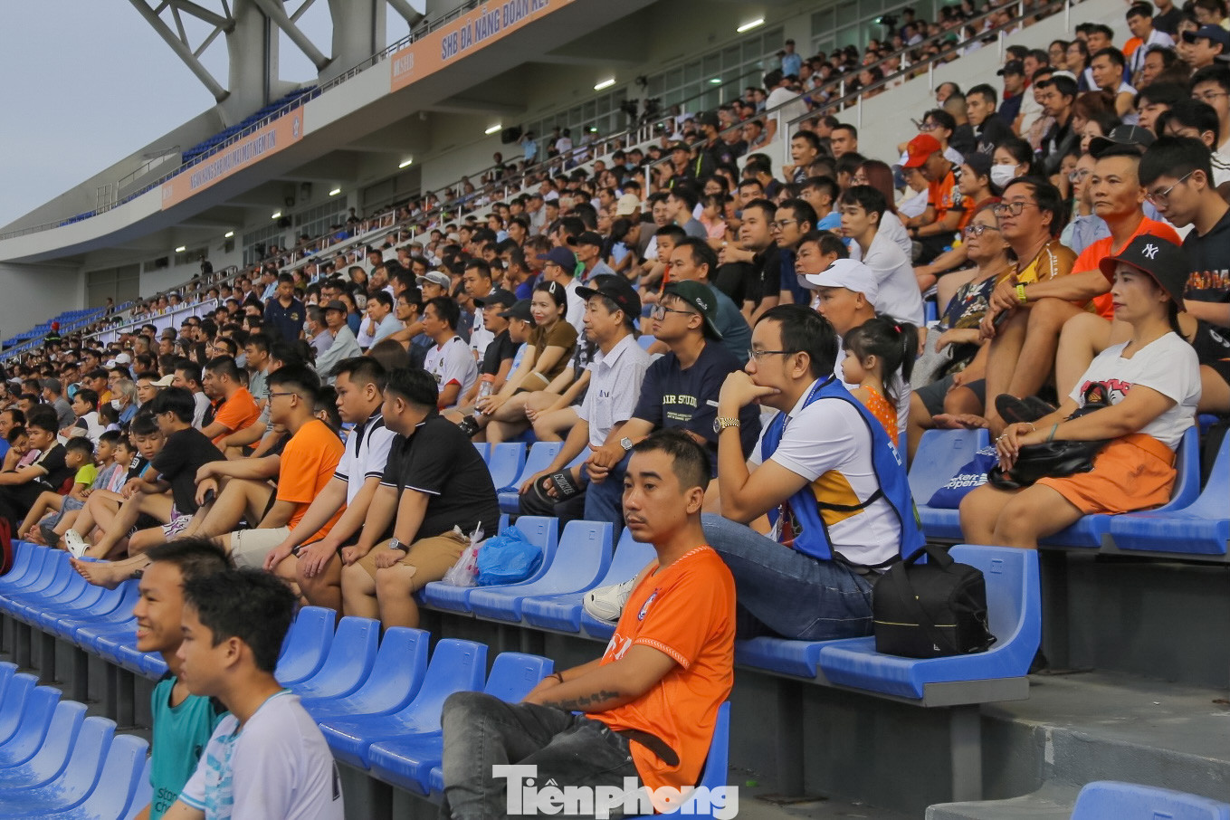 Ghi nhận của phóng viên, chiều 23/6, hàng nghìn khán giả đã đội mưa đến xem đội bóng SHB Đà Nẵng thi đấu và nhận cúp ngay trên sân nhà Hòa Xuân.