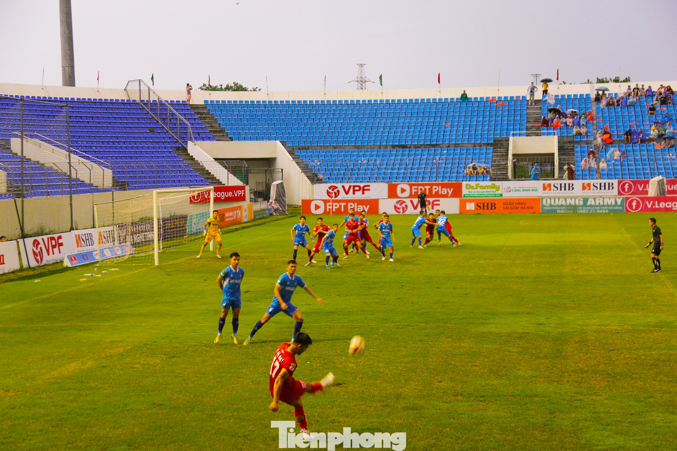 Phía dưới sân cả hai đội đã thi đấu cống hiến cho khán giả những pha bóng đẹp mắt.