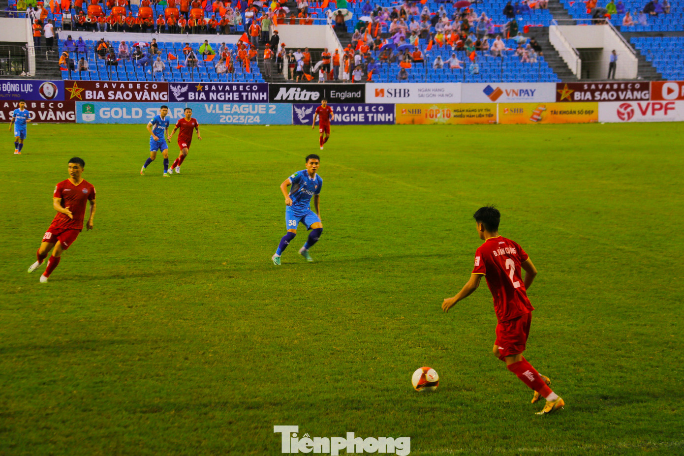 Phía dưới sân cả hai đội đã thi đấu cống hiến cho khán giả những pha bóng đẹp mắt.