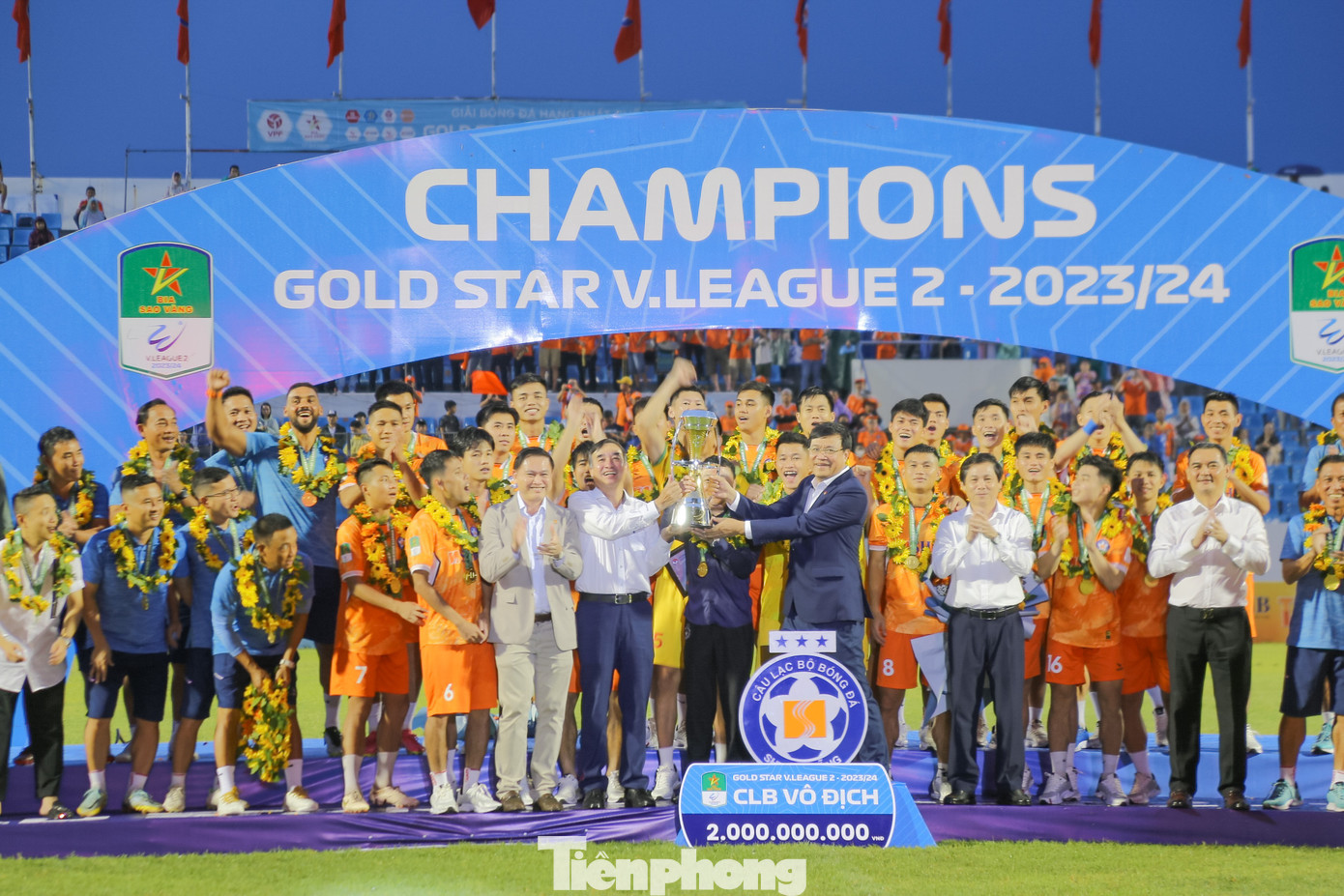 Các cầu thủ cùng BHL đội bóng SHB Đà Nẵng ăn mừng chức vô địch và nhận “mưa tiền thưởng” từ nhà tài trợ cũng như BTC và chính quyền thành phố.