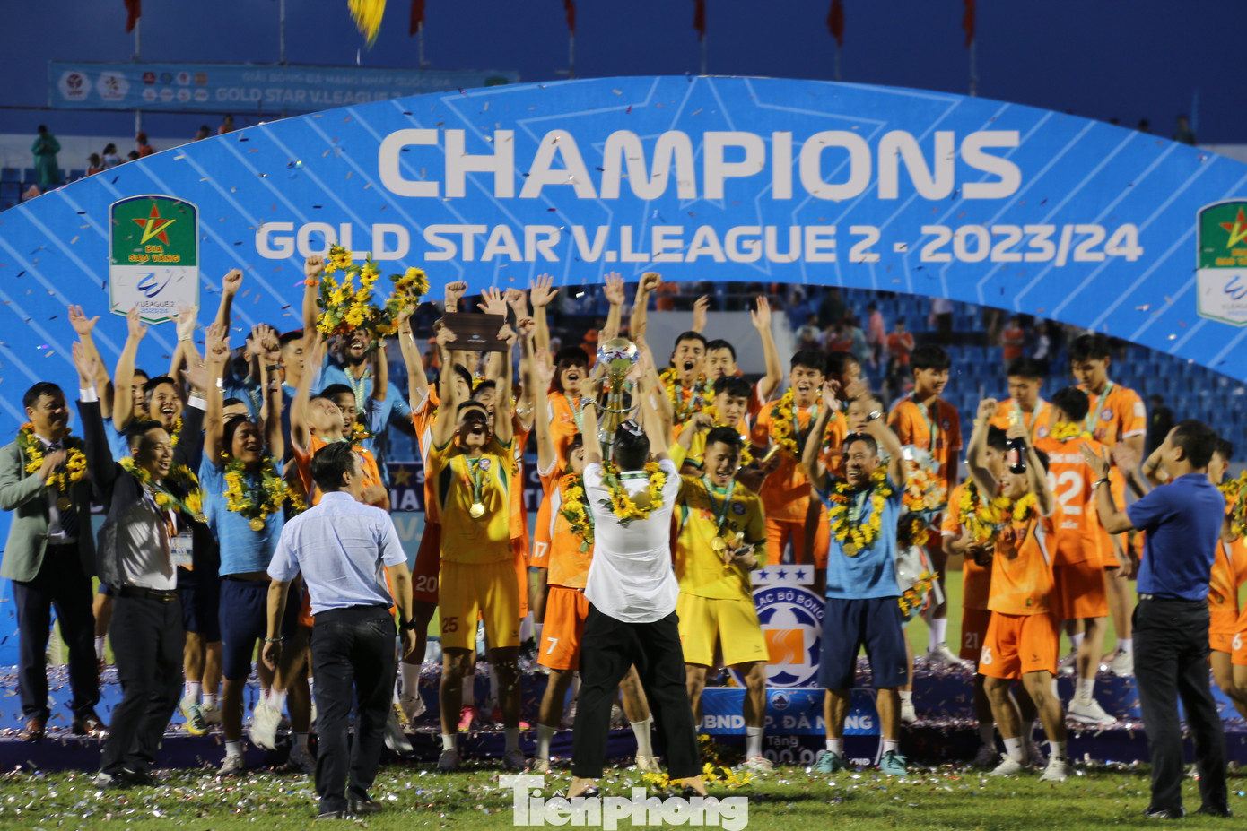 Các cầu thủ cùng BHL đội bóng SHB Đà Nẵng ăn mừng chức vô địch và nhận “mưa tiền thưởng” từ nhà tài trợ cũng như BTC và chính quyền thành phố.