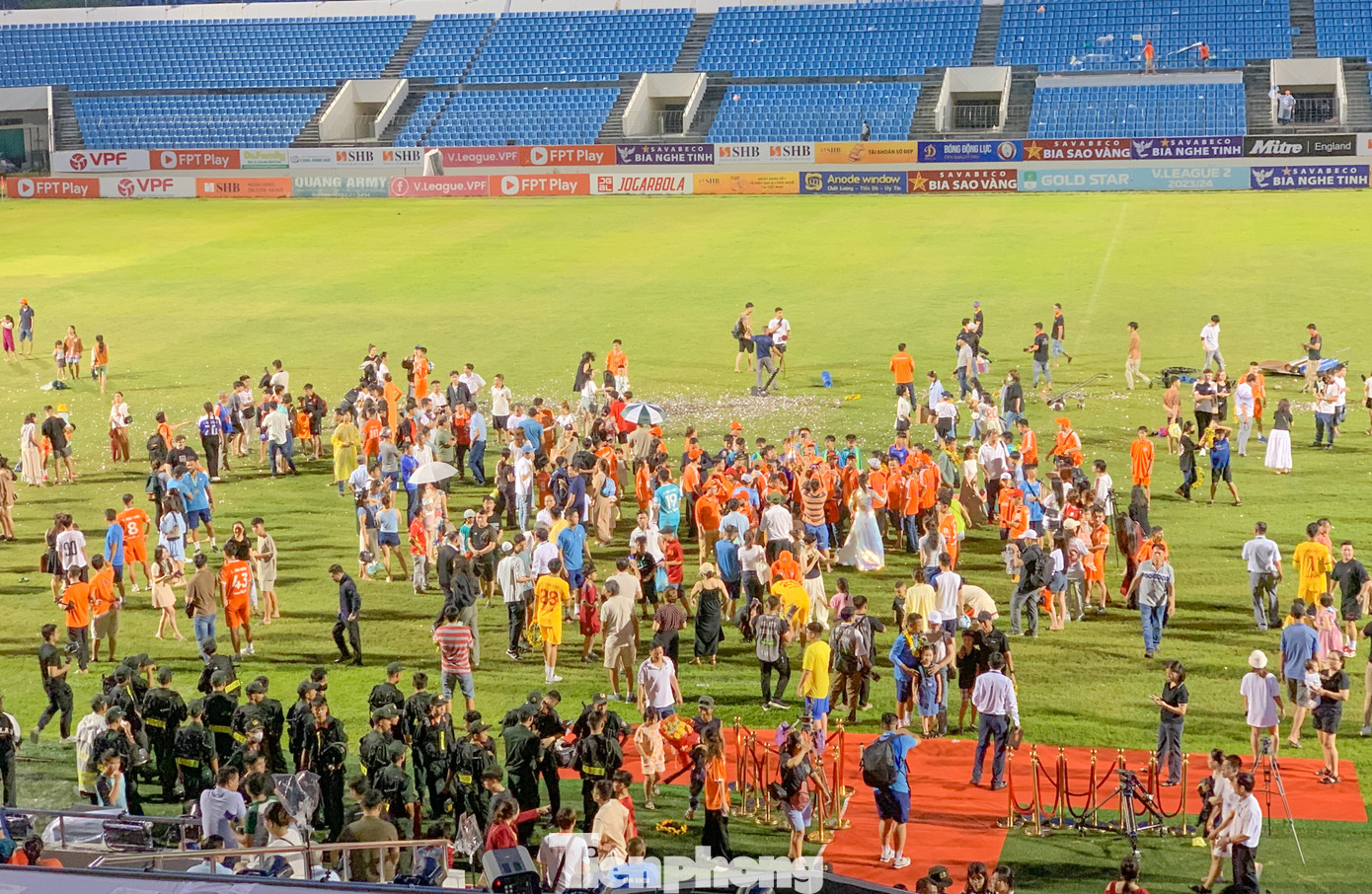 Để chuẩn bị cho mùa giải mới 2024 - 2025, CLB bóng đá Đà Nẵng đã sớm đề ra mục tiêu phấn đấu lọt vào top 3 đội dẫn đầu bảng tổng xếp mùa tới. SHB Đà Nẵng cũng sẽ có nhiều thay đổi, nhất là việc nâng cấp đội bóng bằng những hợp đồng chất lượng từ nội cho đến ngoại binh.