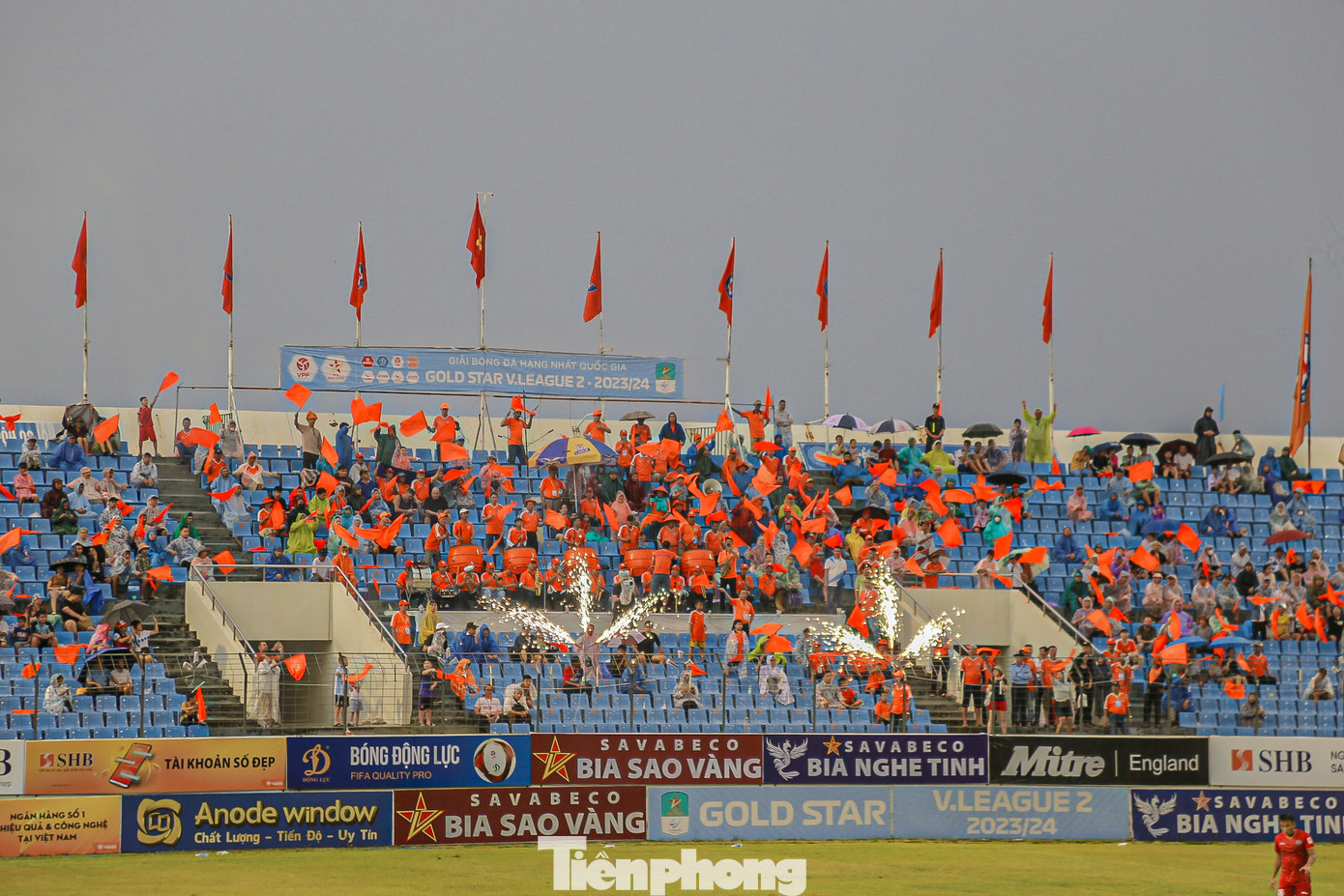 Hội CĐV SHB Đà Nẵng cổ vũ ăn mừng chức vô địch sớm cùng đội bóng.