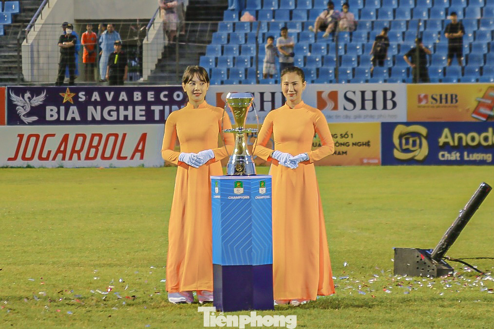 Do đã vô địch và thăng hạng chuyên nghiệp trước 3 vòng đấu, lại chơi trận cuối mùa giải trên sân nhà nên BTC quyết định trao Cúp vô địch cho đội SHB Đà Nẵng trước 1 vòng đấu.